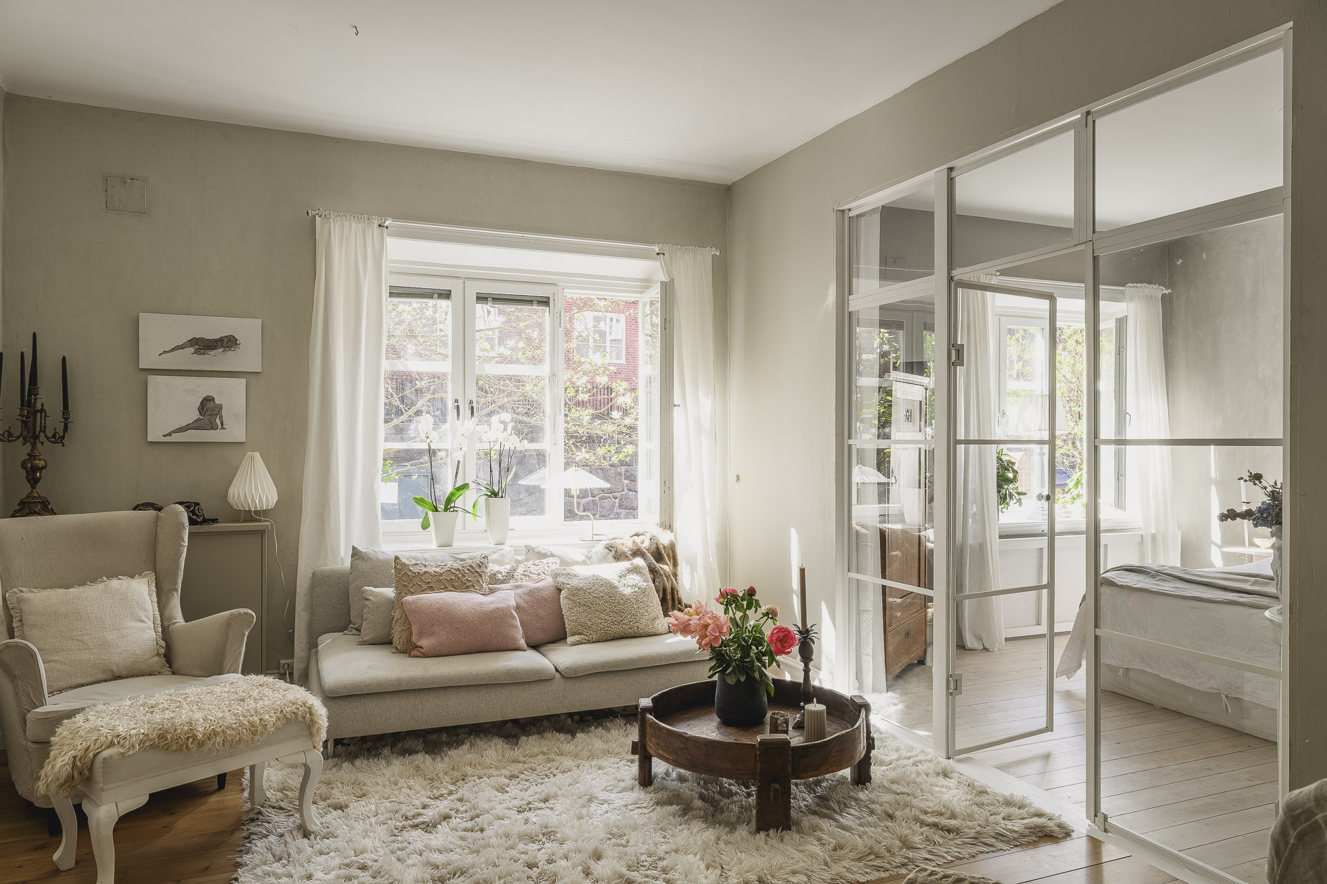 salon décoration scandinave beige avec verrière blanche