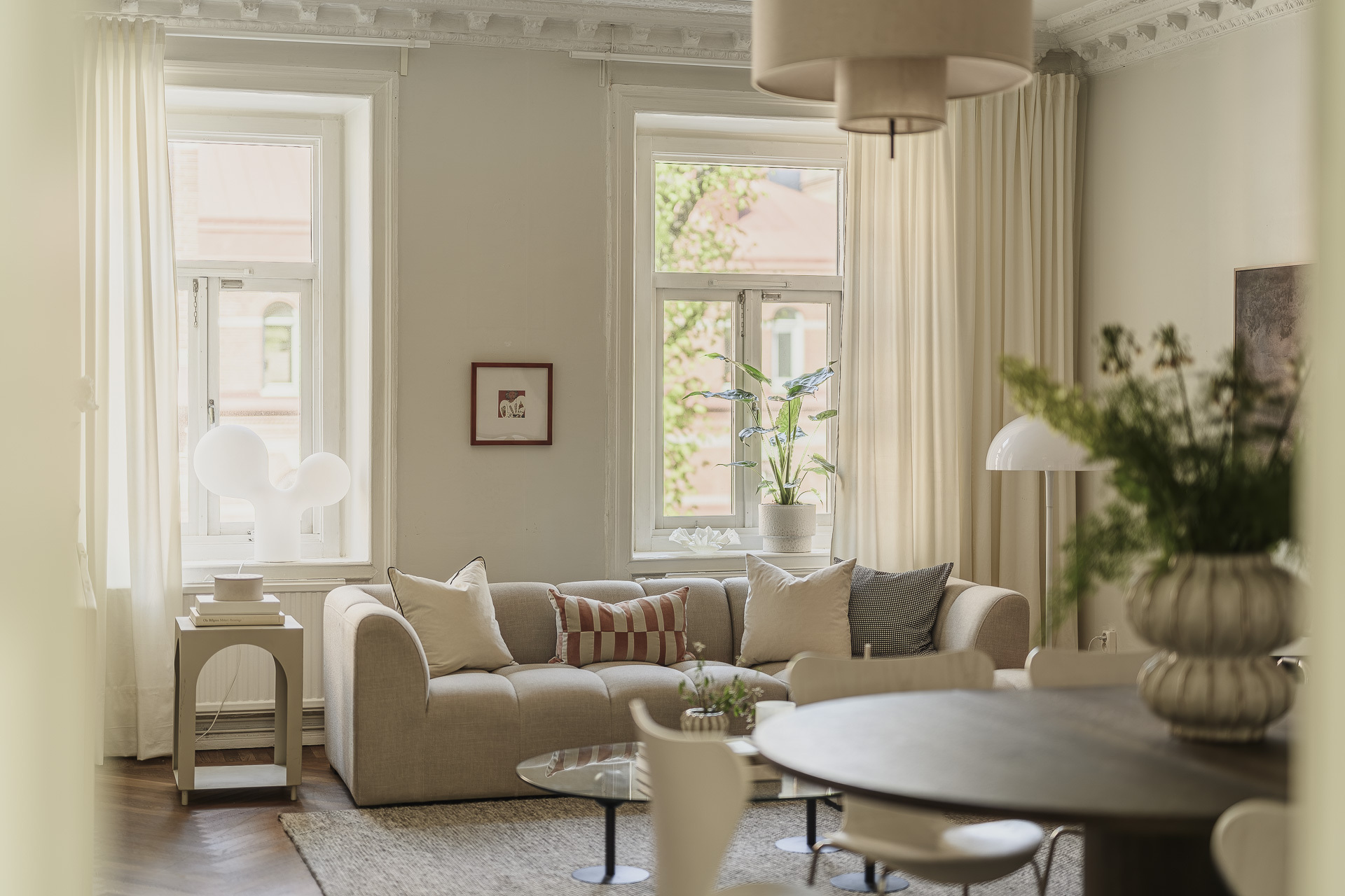 salon décoration scandinave beige avec moulures 
