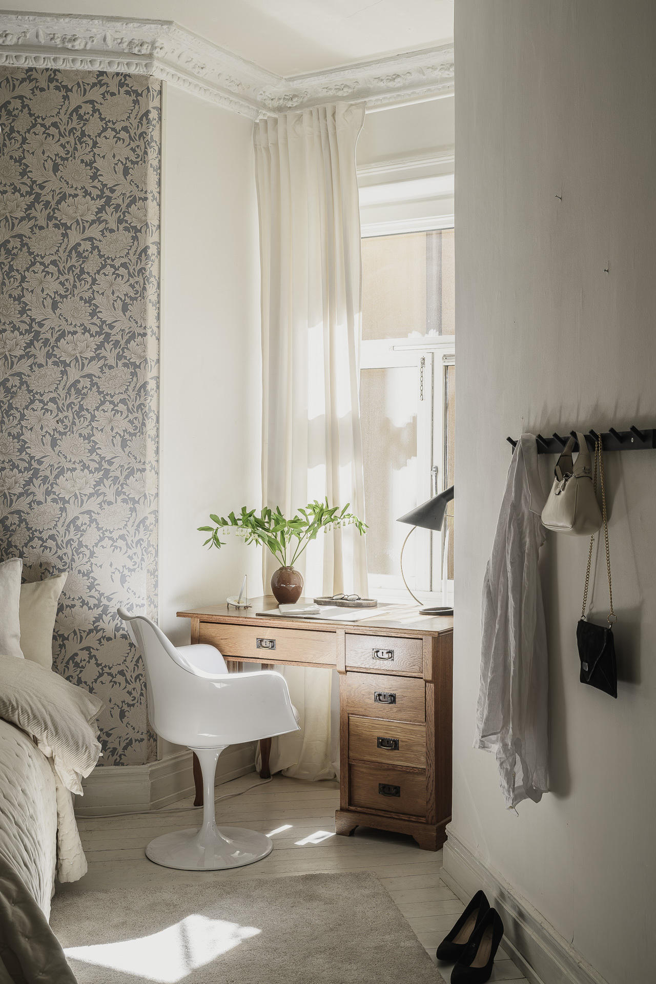 chambre avec papier-peint et moulures décoration scandinave
