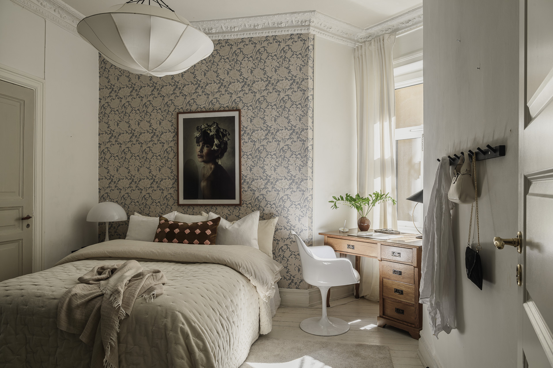 chambre avec papier-peint et moulures décoration scandinave