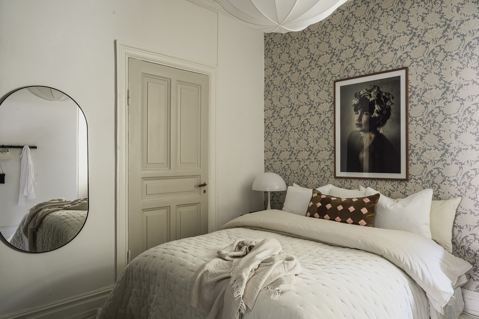 chambre avec papier-peint et moulures décoration scandinave