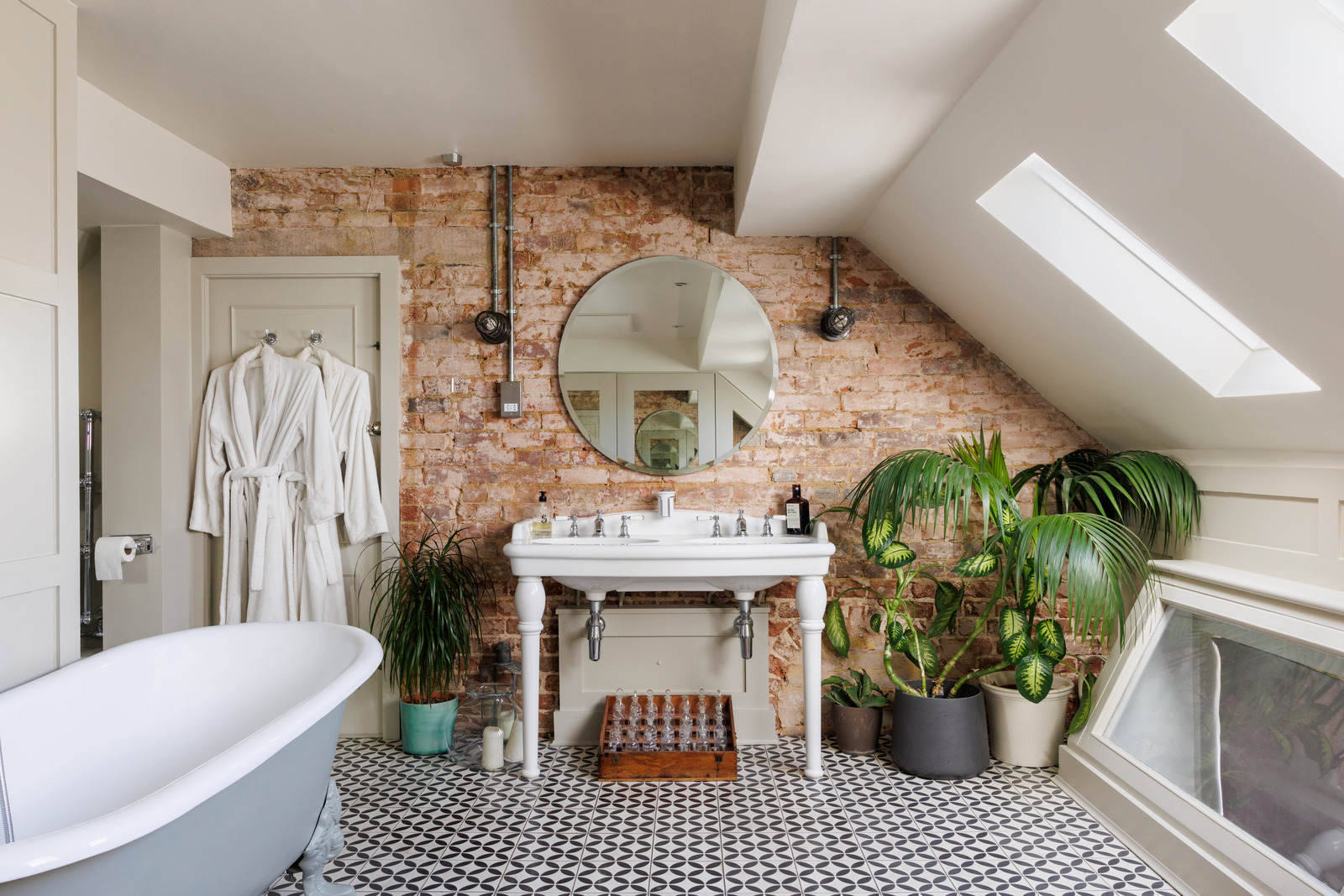 salle de bain sous combles décoration contemporaine et vintage