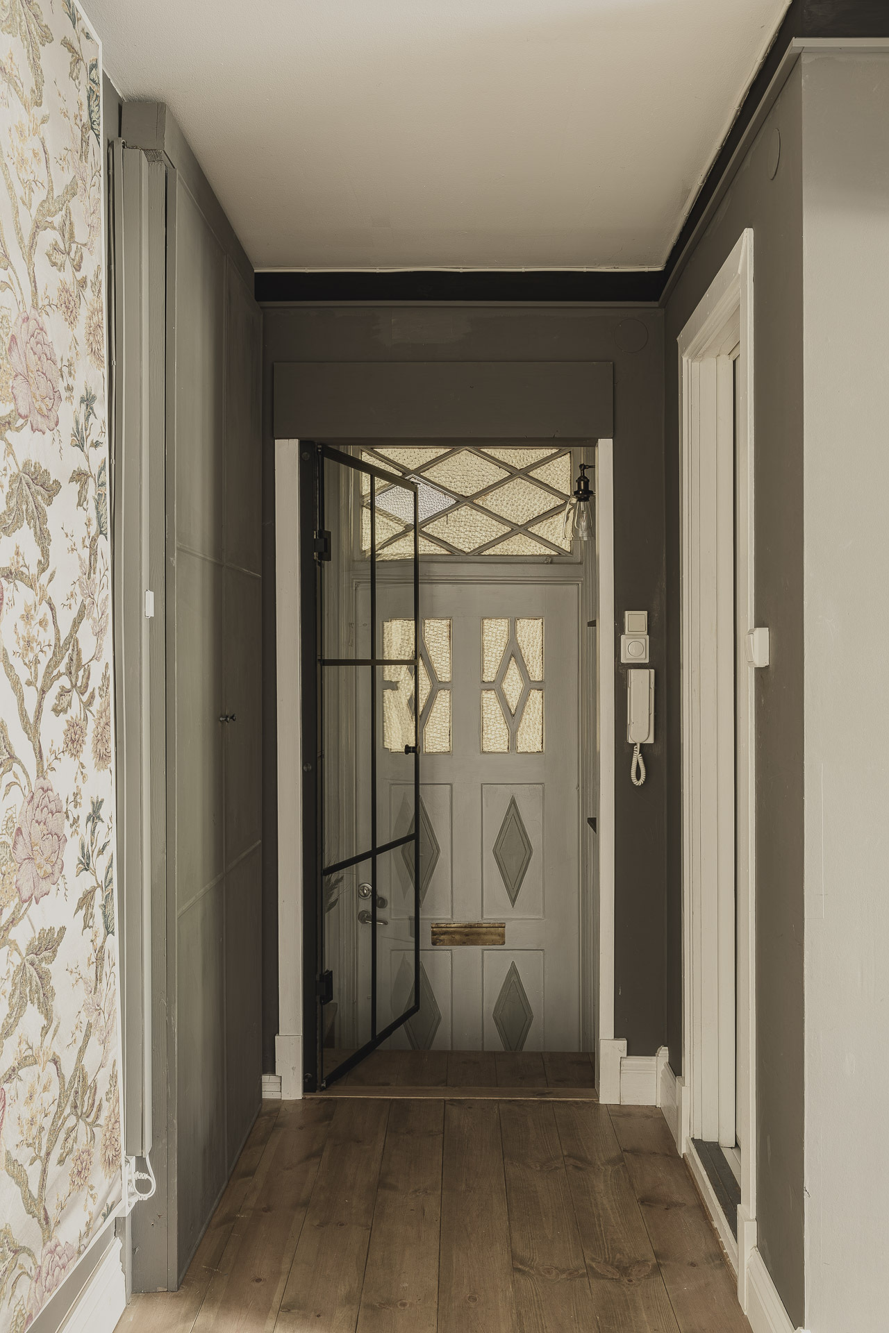 entrée avec parquet et papier-peint 