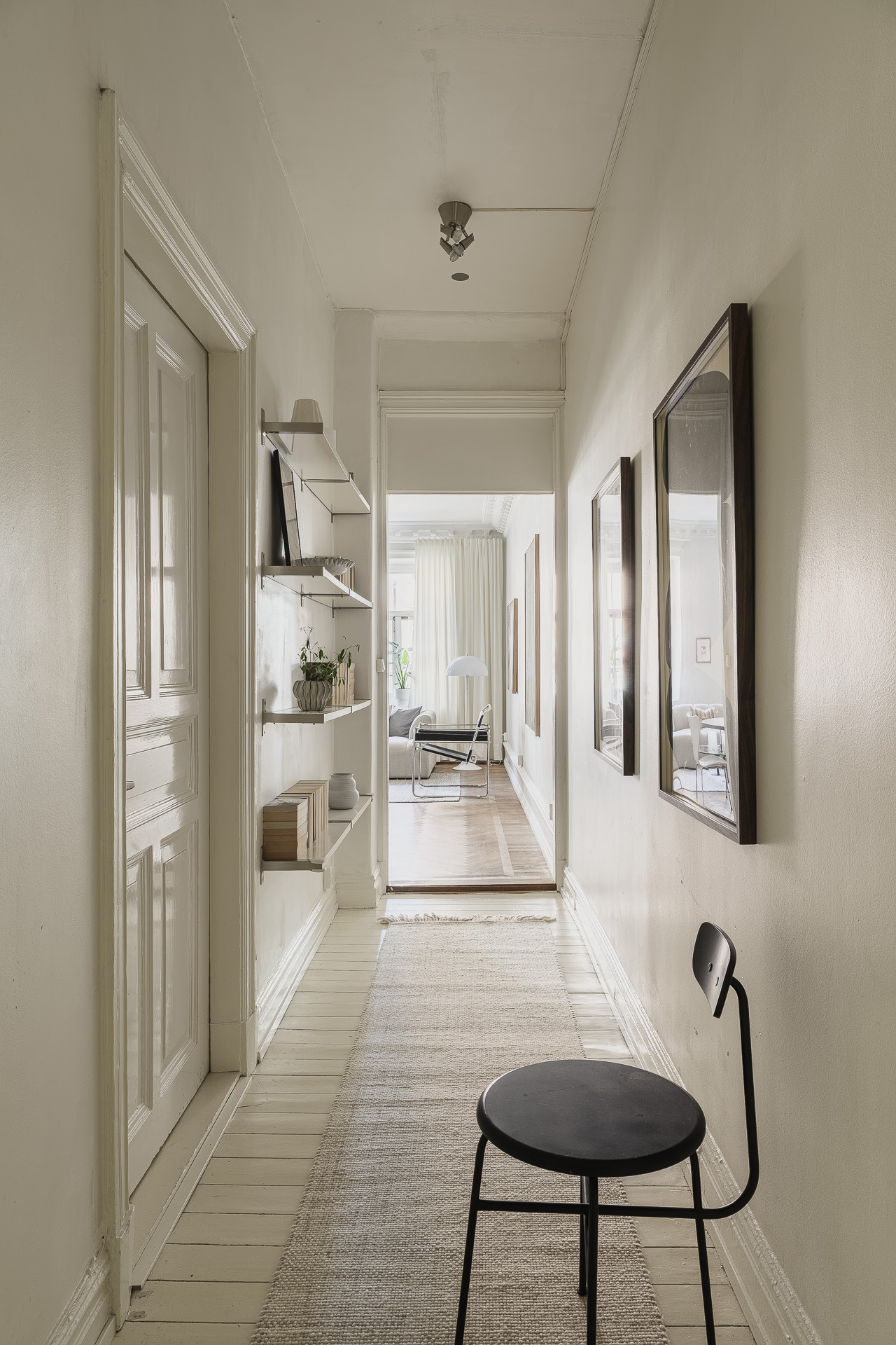 couloir sol parquet peint en blanc 