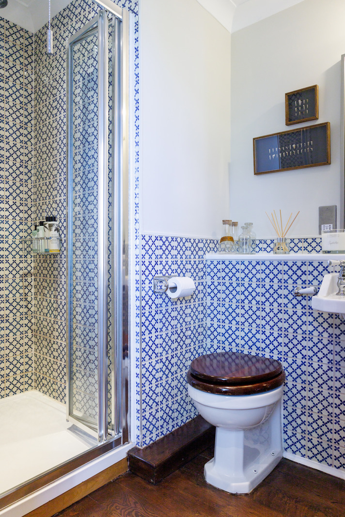 salle de bain bleue et blanche décoration contemporaine