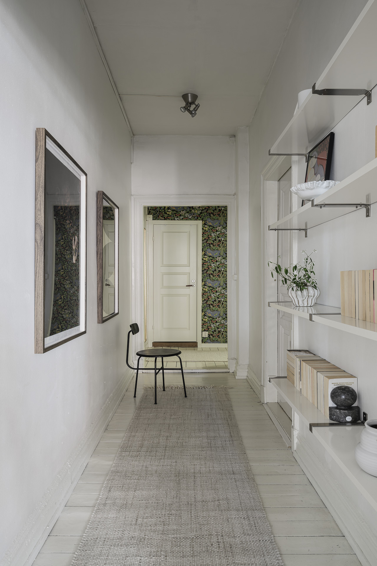 couloir sol parquet peint en blanc