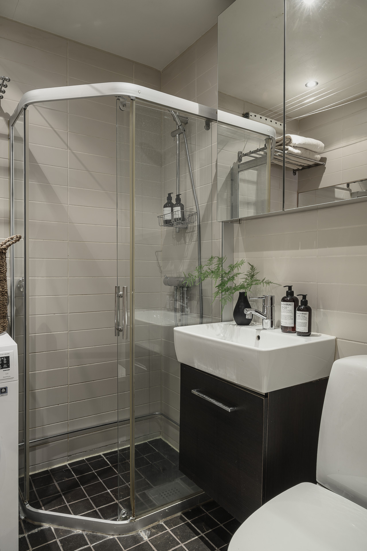 salle de bain beige et noire