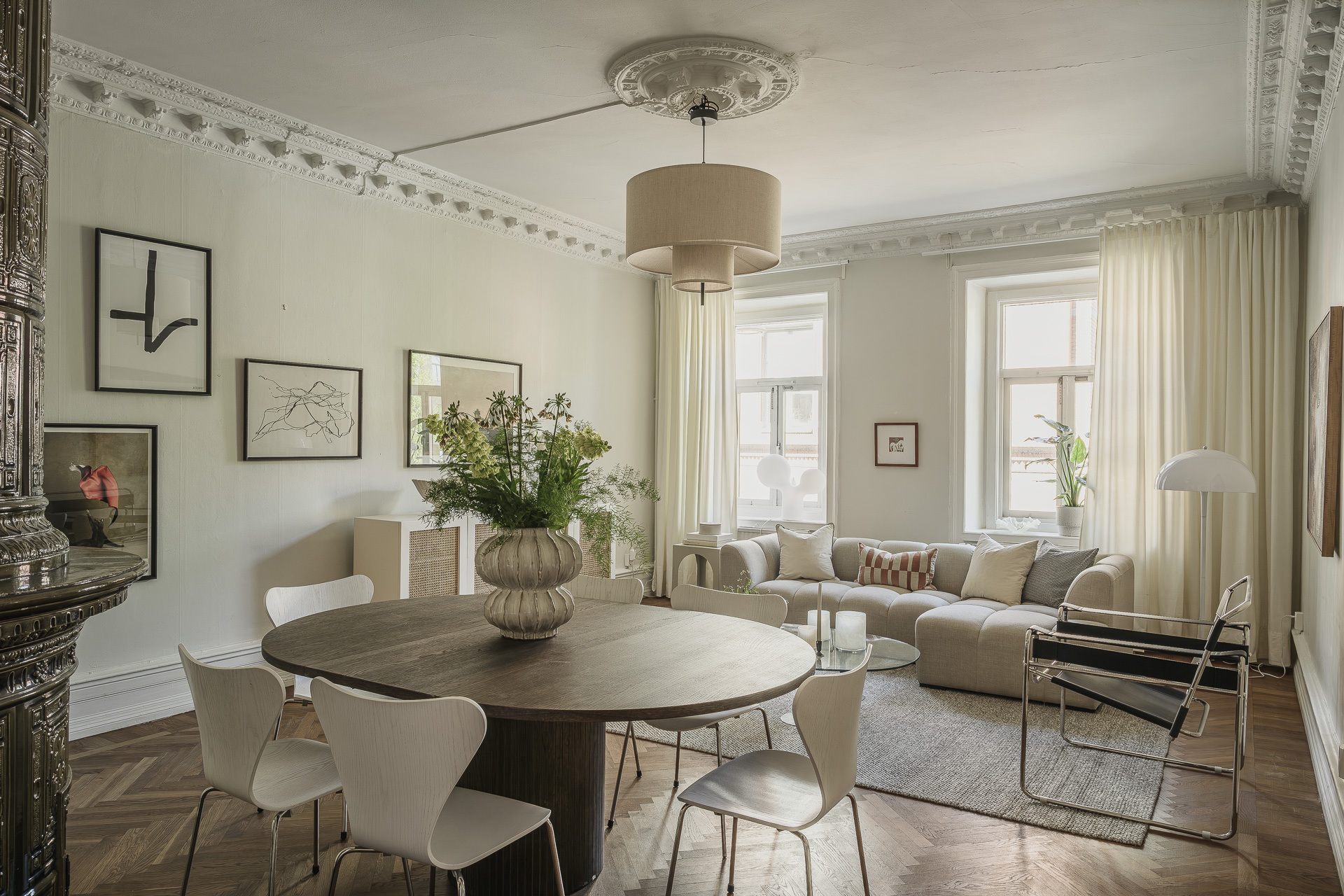 salle à manger et salon décoration scandinave beige avec moulures