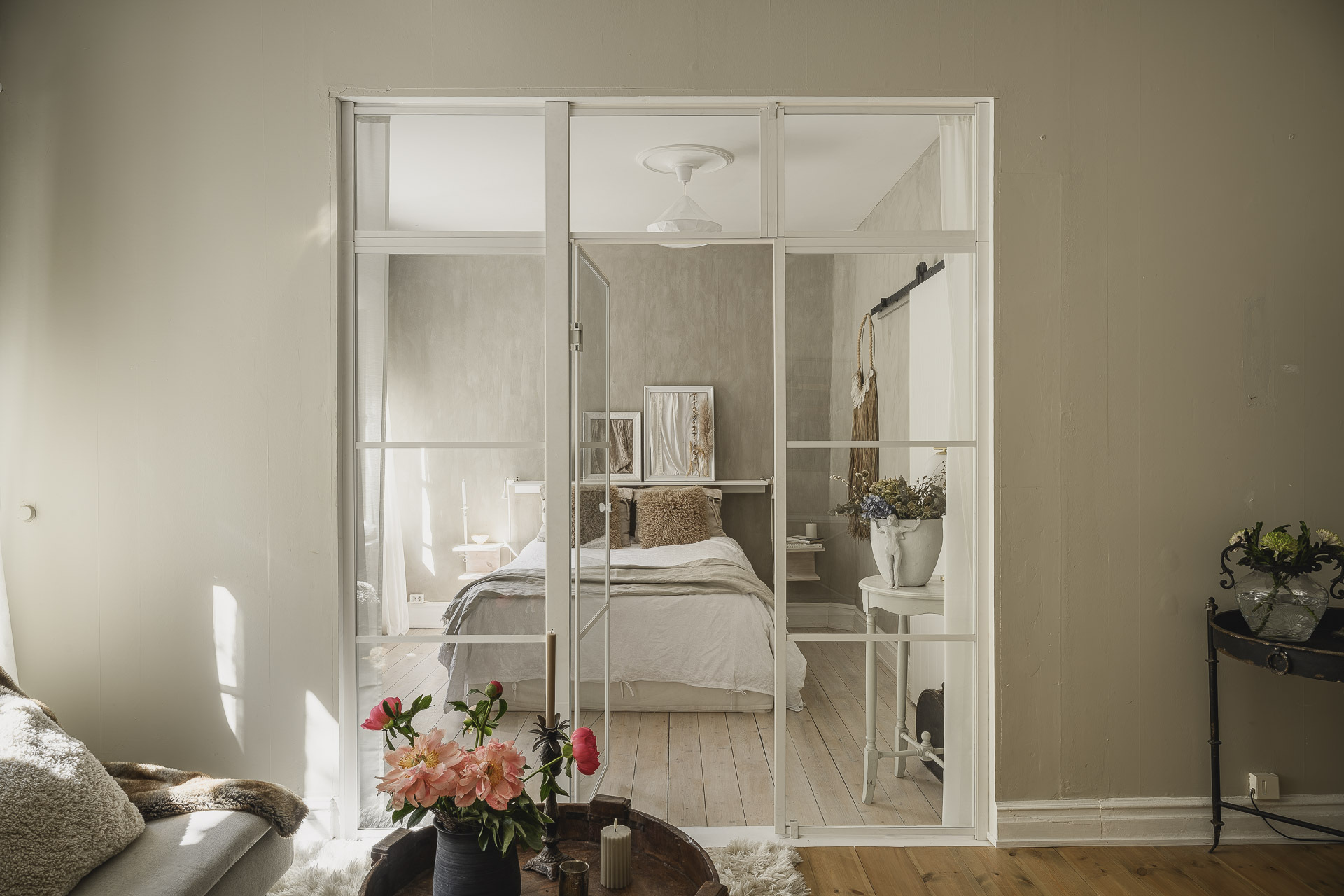 chambre et salon décoration scandinave beige avec verrière blanche