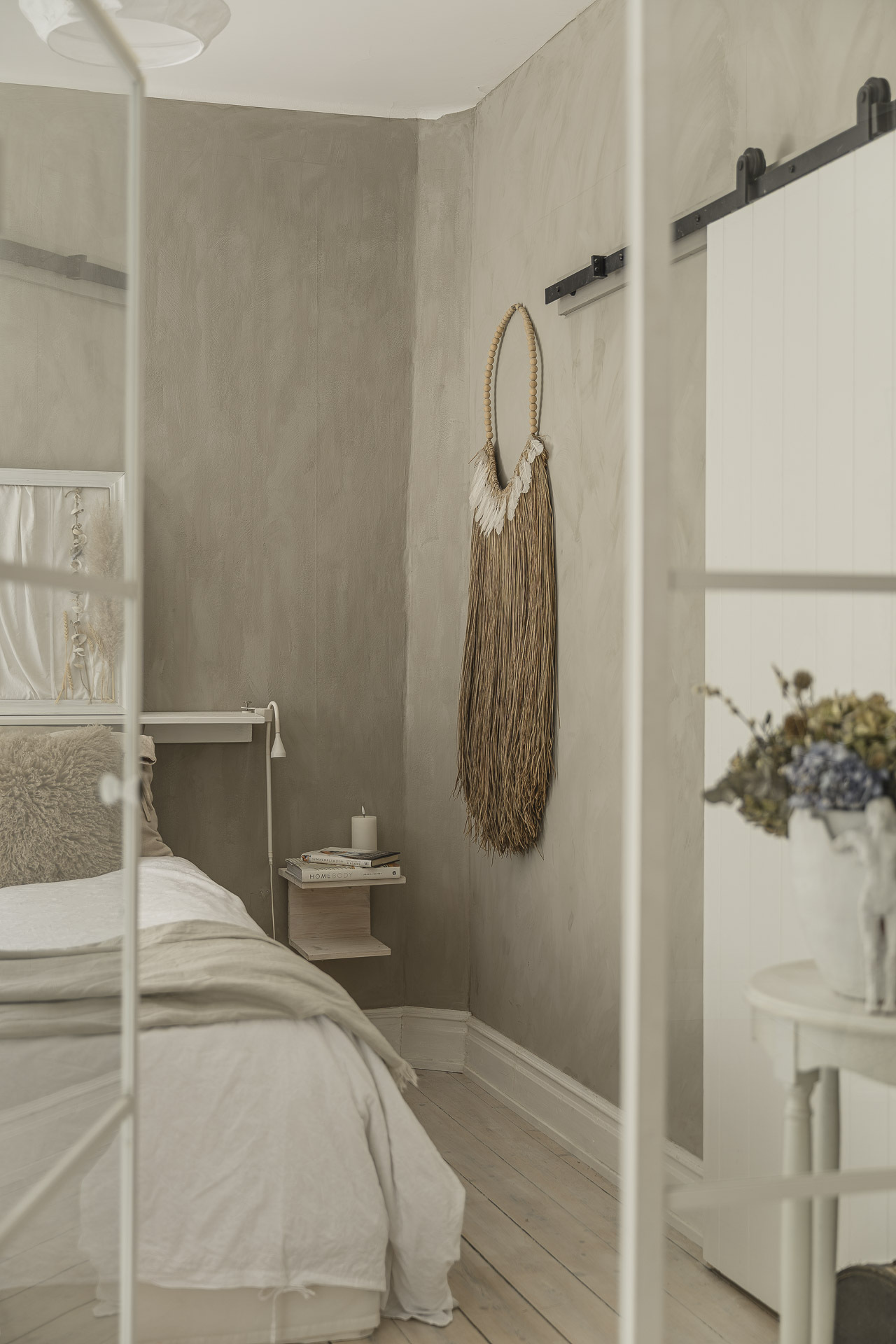 chambre murs enduits décoration scandinave beige avec verrière blanche