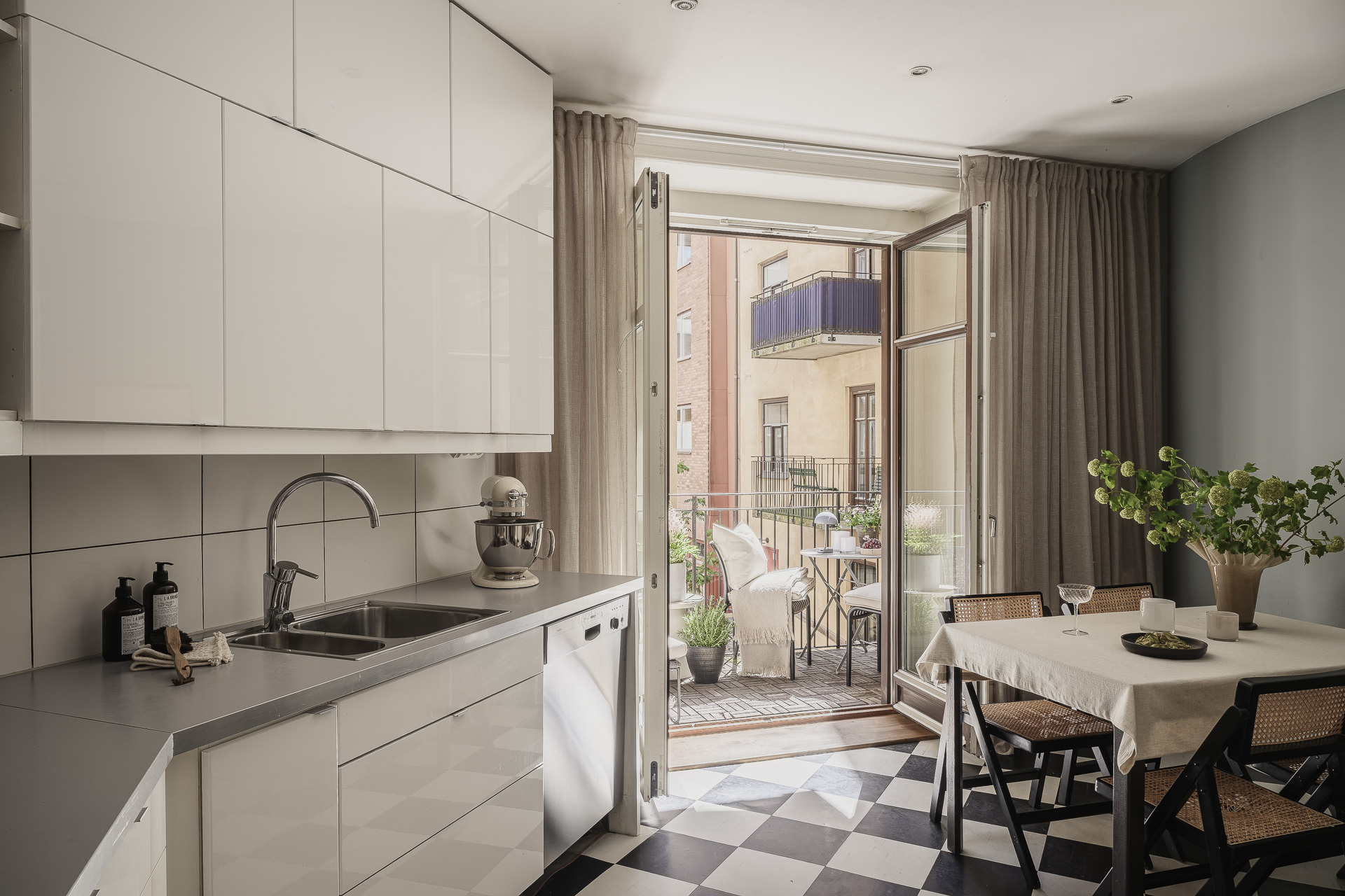 cuisine avec sol à damier et balcon décoration scandinave