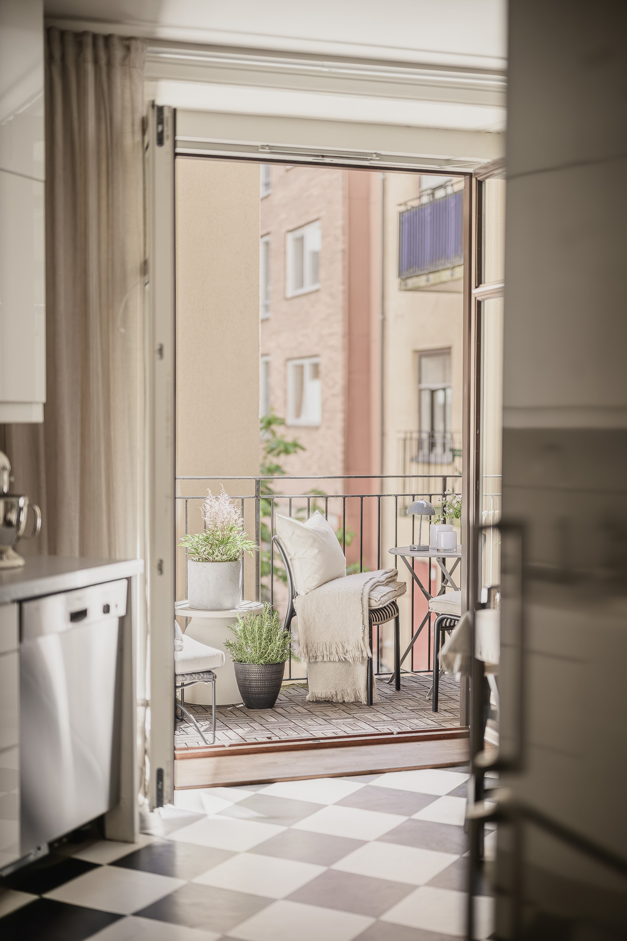 cuisine avec sol à damier et balcon décoration scandinave