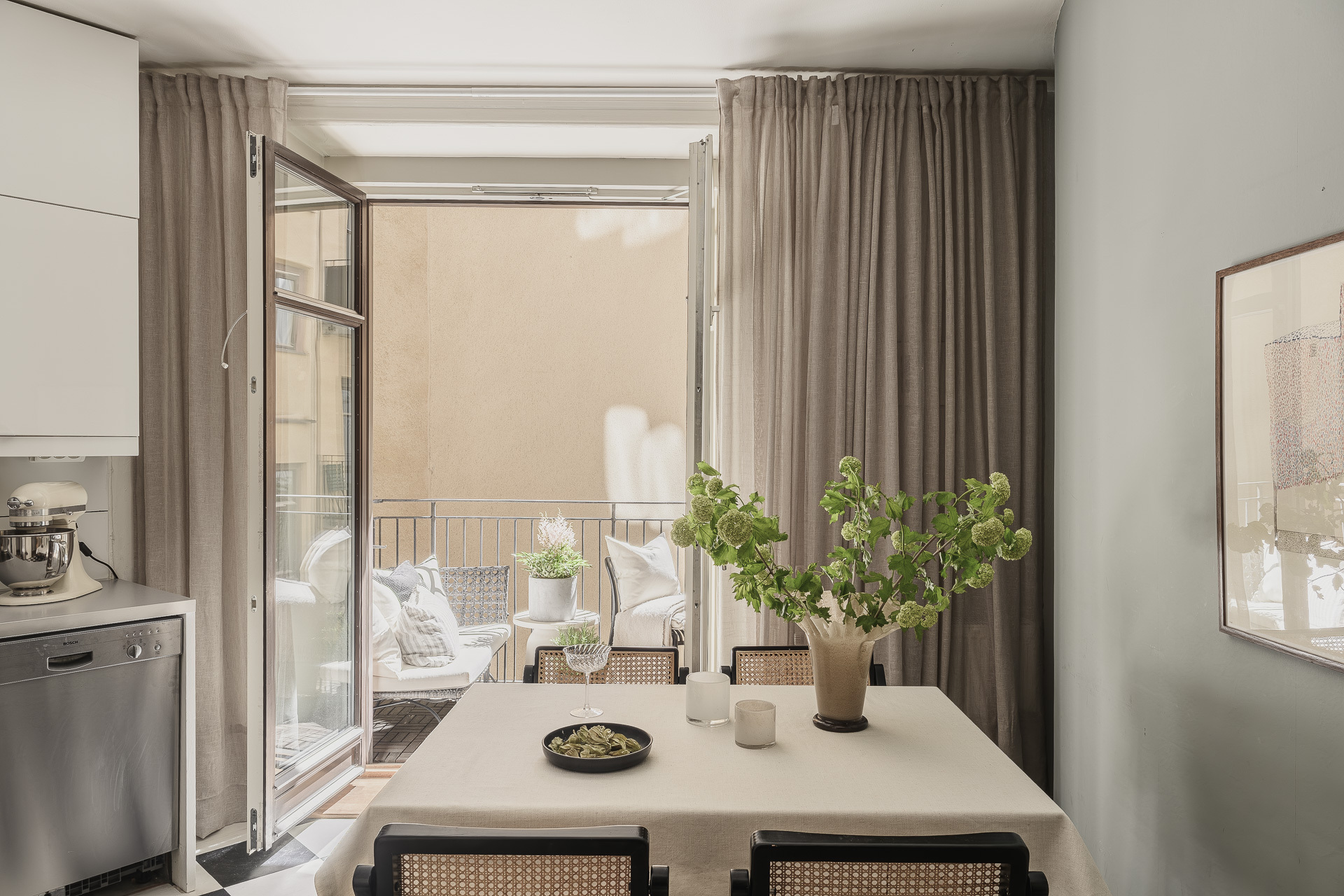 cuisine avec sol à damier et balcon décoration scandinave