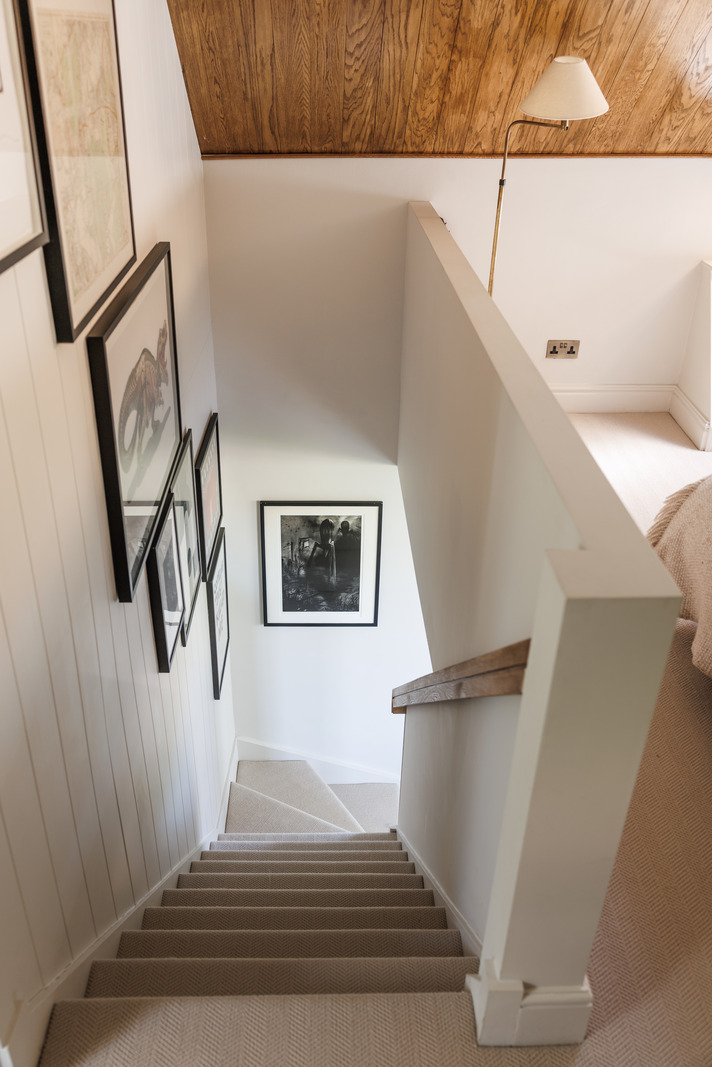 escalier avec mur de cadres