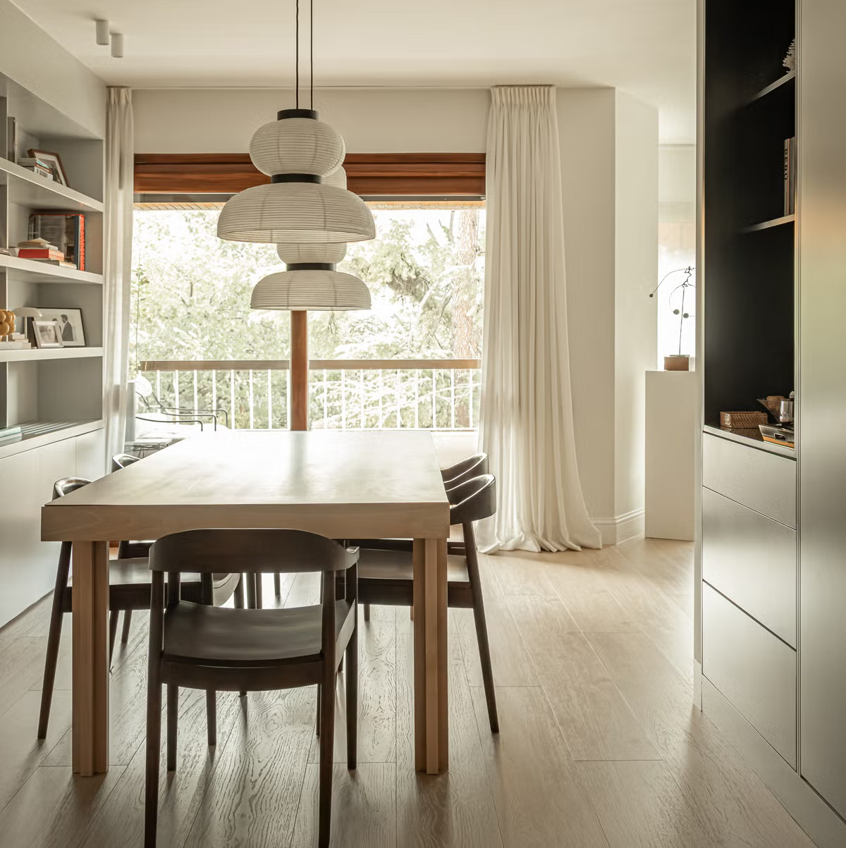 dining room contemporary decor apartement in central Madrid