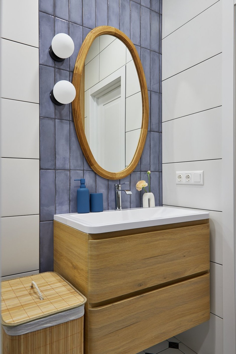salle de bain blanche et bleue décoration contemporaine studio 36m2