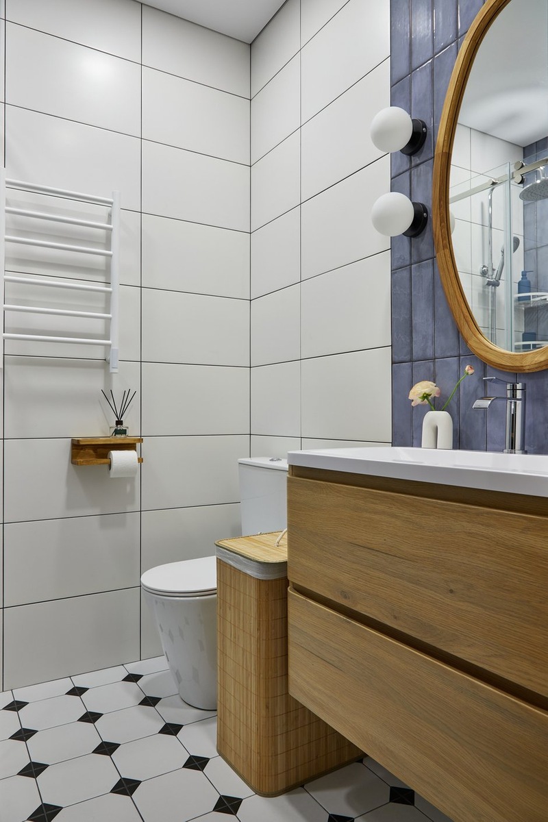 salle de bain blanche et bleue décoration contemporaine studio 36m2