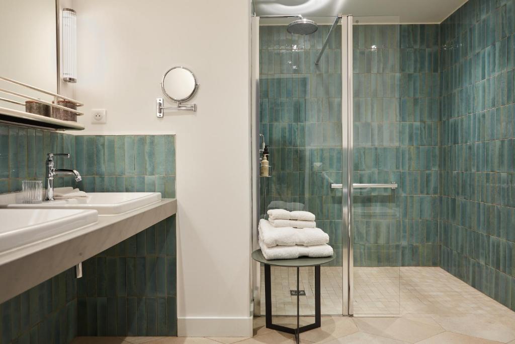 salle de bain verte et blanche maison du 18e siècle La Closerie des Capucines Arbois Jura salle de bain verte et blanche maison du 18e siècle La Closerie des Capucines Arbois Jura