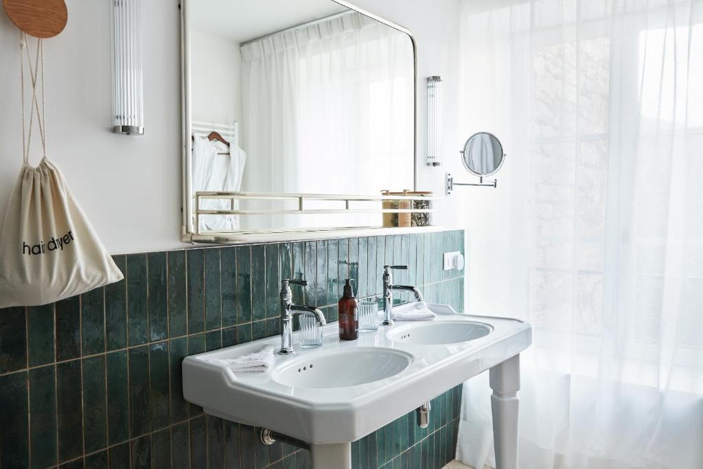 salle de bain rétro maison du 18e siècle La Closerie des Capucines Arbois Jura salle de bain rétro maison du 18e siècle La Closerie des Capucines Arbois Jura