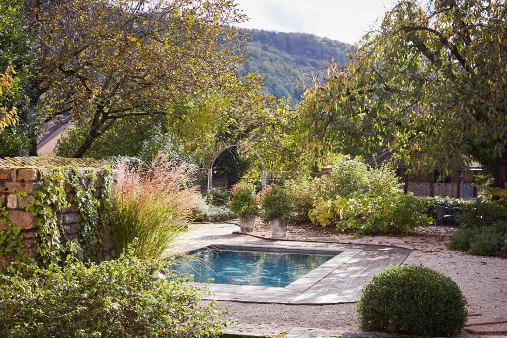 jardin avec piscine maison du 18e siècle La Closerie des Capucines Arbois Jura jardin avec piscine maison du 18e siècle La Closerie des Capucines Arbois Jura