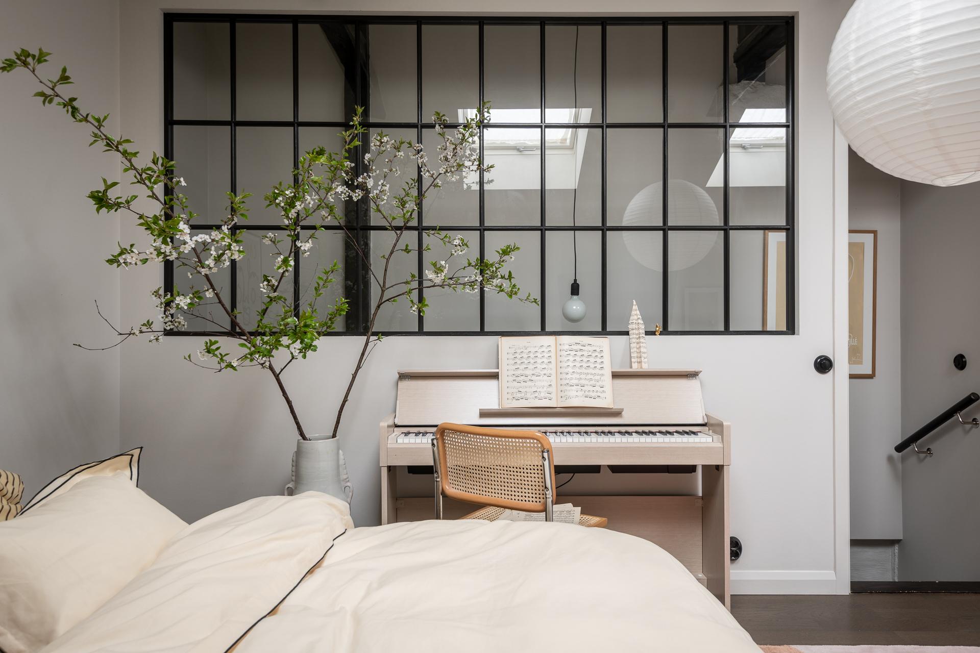 chambre avec fenêtre intérieure type verrière petit duplex 48m2 décoration scandinave chambre avec fenêtre intérieure type verrière petit duplex 48m2 décoration scandinave
