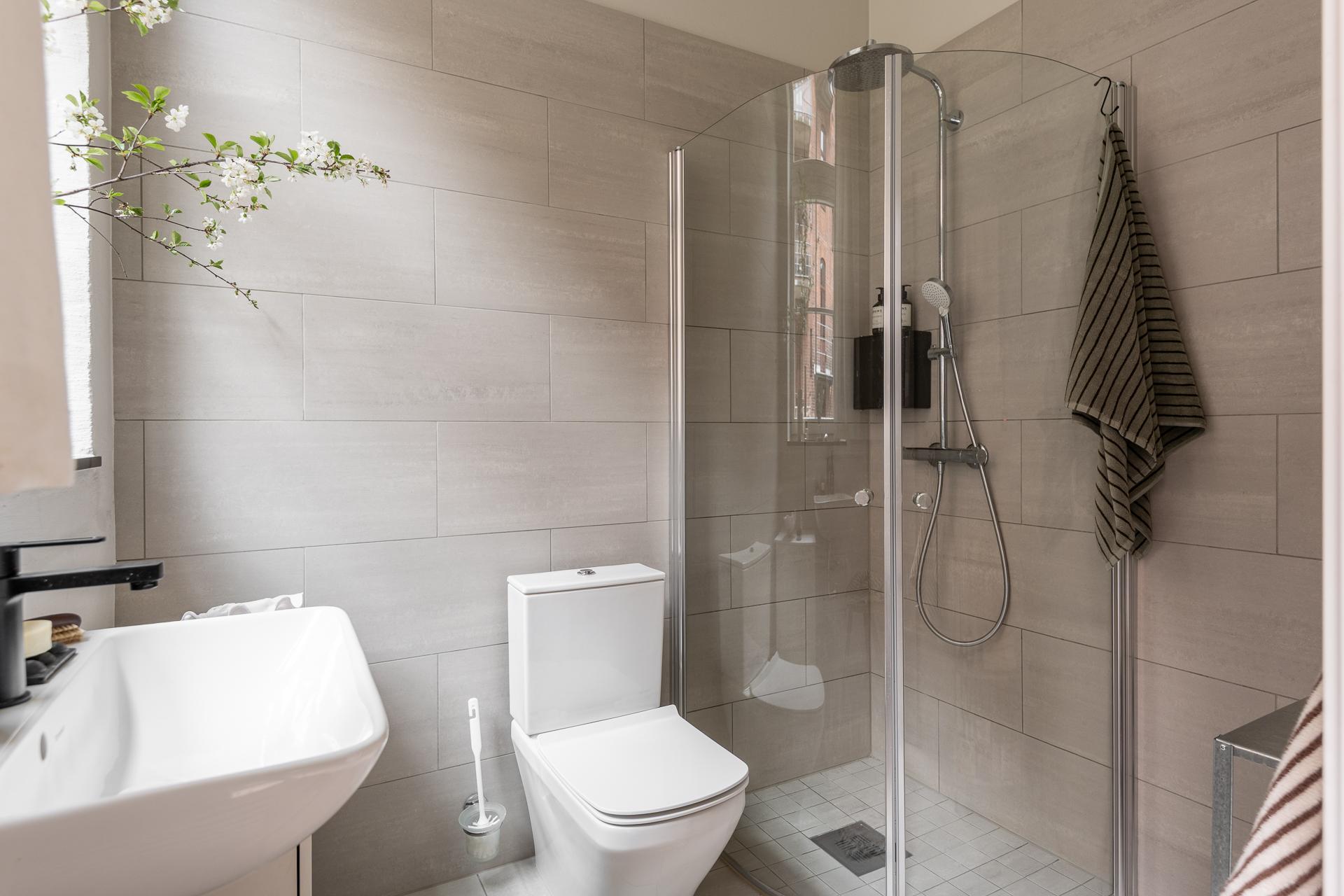 salle de bain moderne avec fenêtre et douche salle de bain moderne avec fenêtre et douche