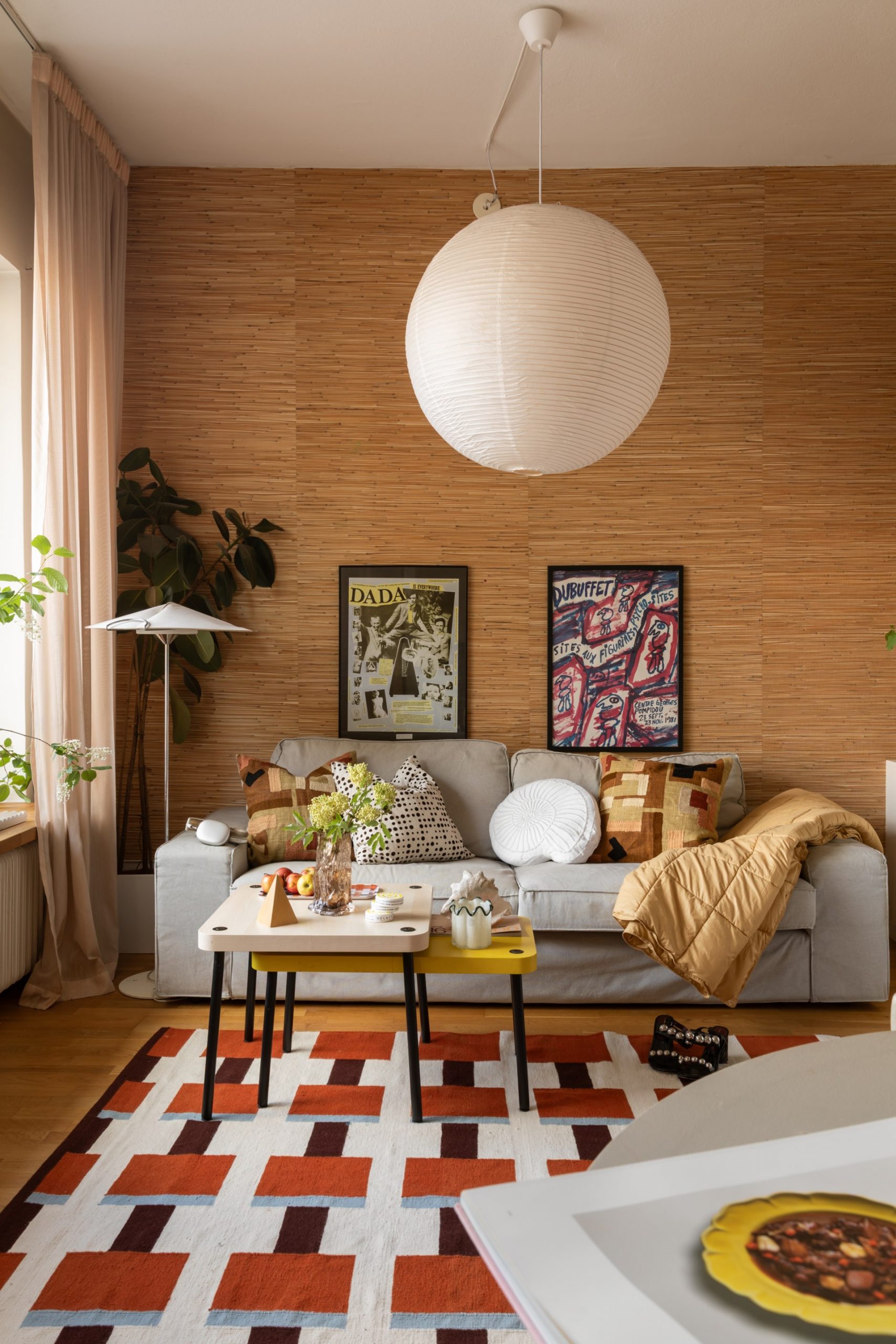salon avec tapis IKEA collection Stockholm 2025 murs paille japonaise décoration scandinave vintage