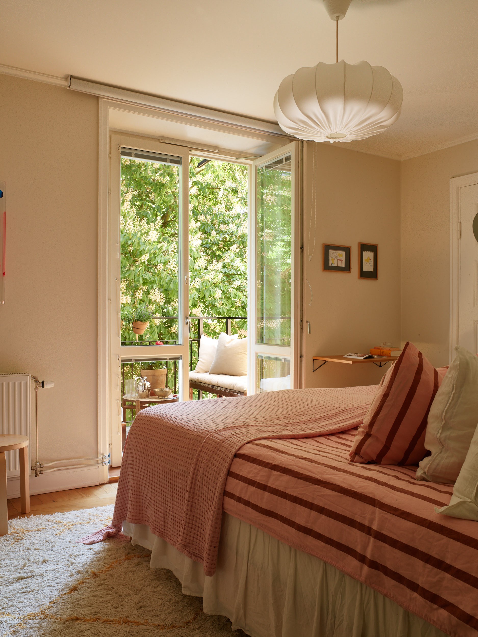 chambre terracotta et beige appartement trois-pièces 66m2 décoration scandinave