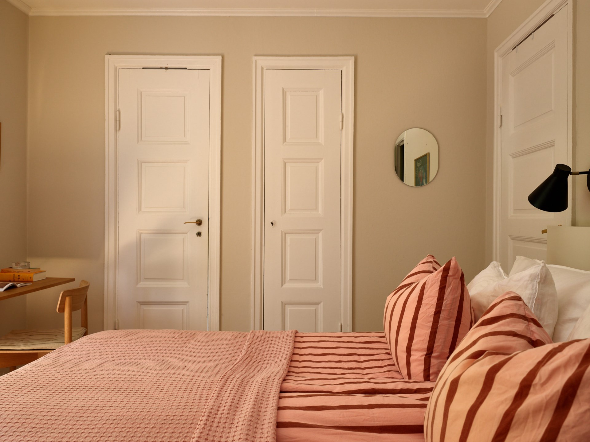 chambre terracotta et beige appartement trois-pièces 66m2 décoration scandinave