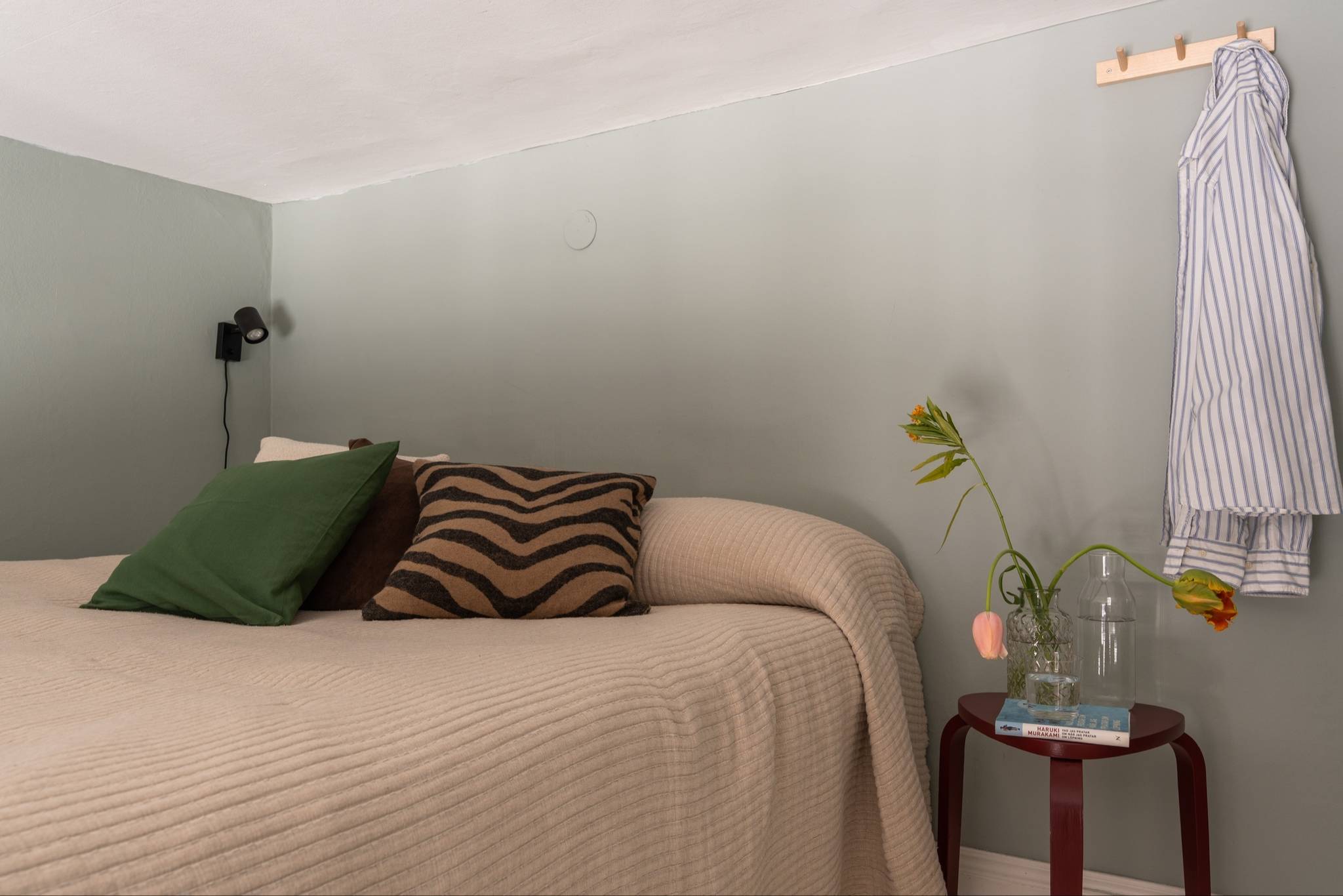 chambre sur mezzanine basse fenêtre cintrée petit duplex de 40m2 décoration scandinave chambre sur mezzanine basse fenêtre cintrée petit duplex de 40m2 décoration scandinave