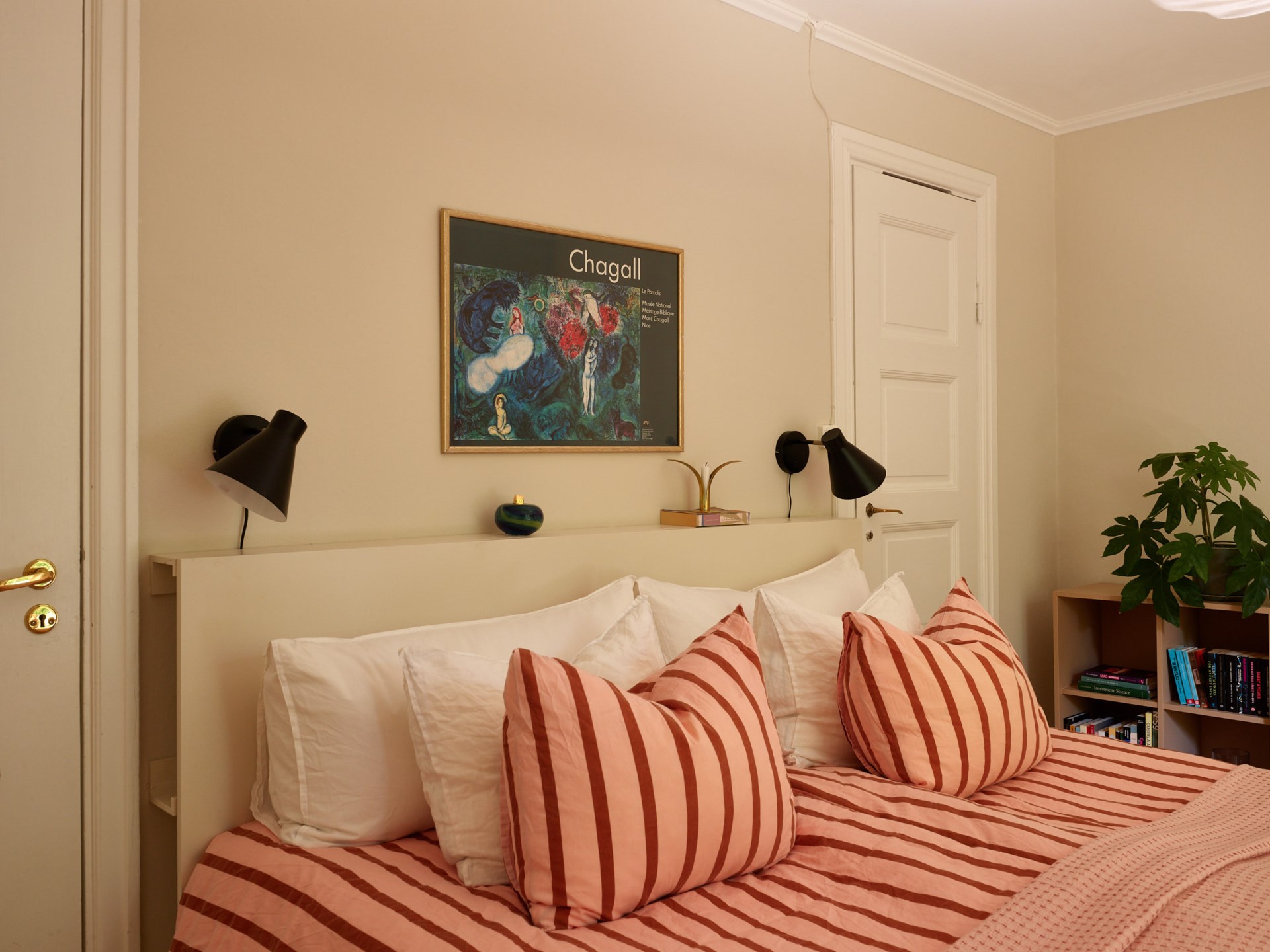 chambre terracotta et beige appartement trois-pièces 66m2 décoration scandinave