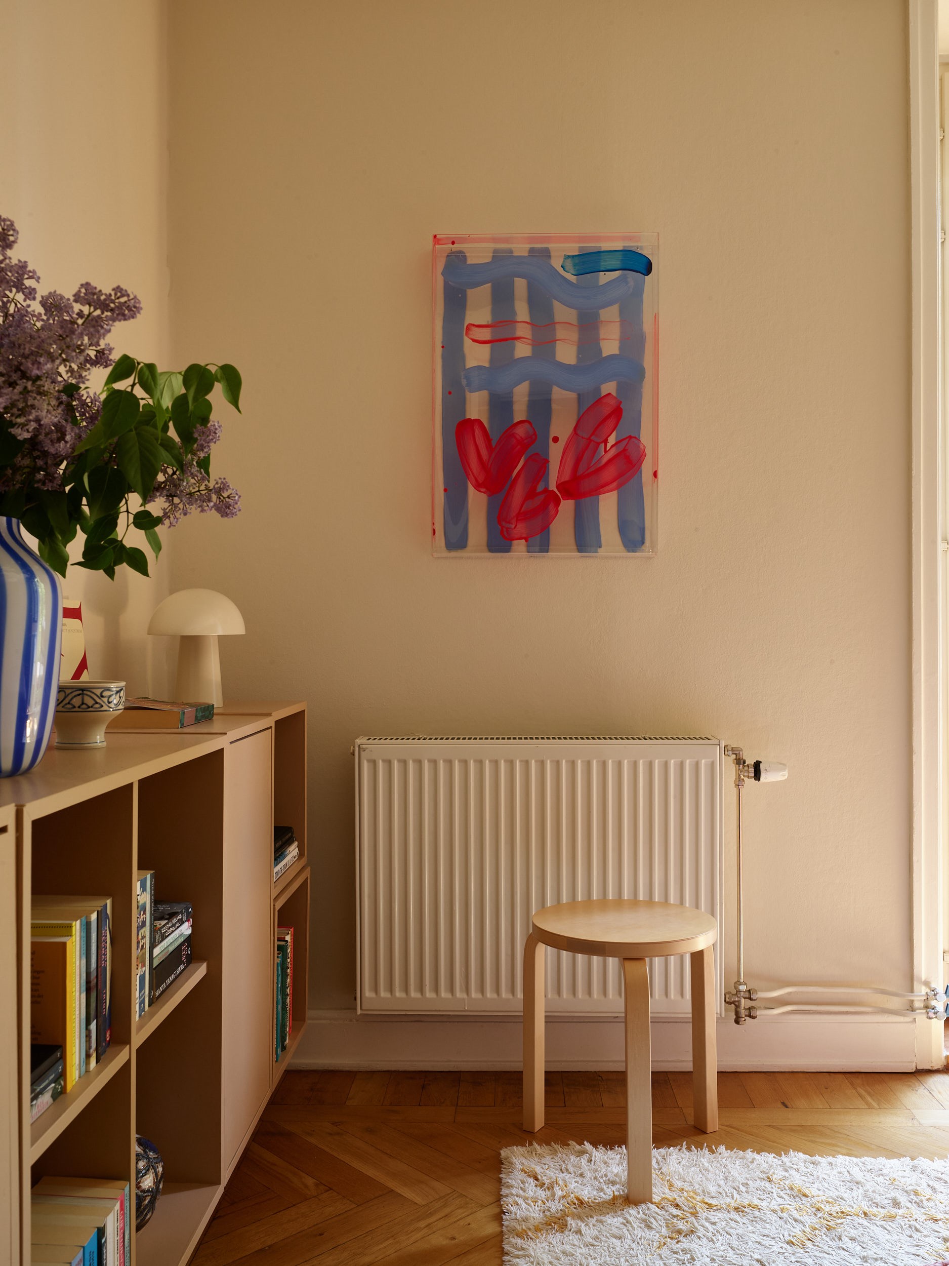 chambre beige appartement trois-pièces 66m2 décoration scandinave