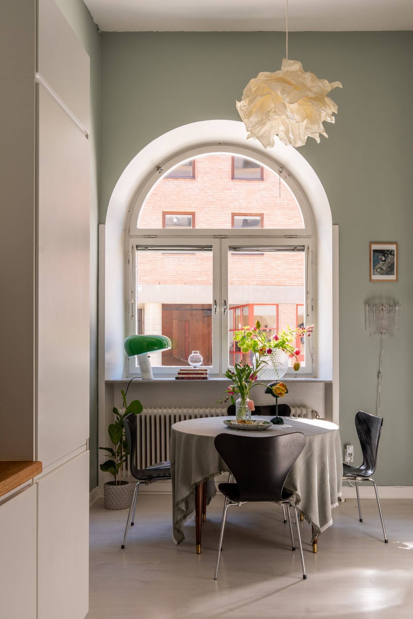 salle à manger fenêtre cintrée petit duplex de 40m2 décoration scandinave salle à manger fenêtre cintrée petit duplex de 40m2 décoration scandinave