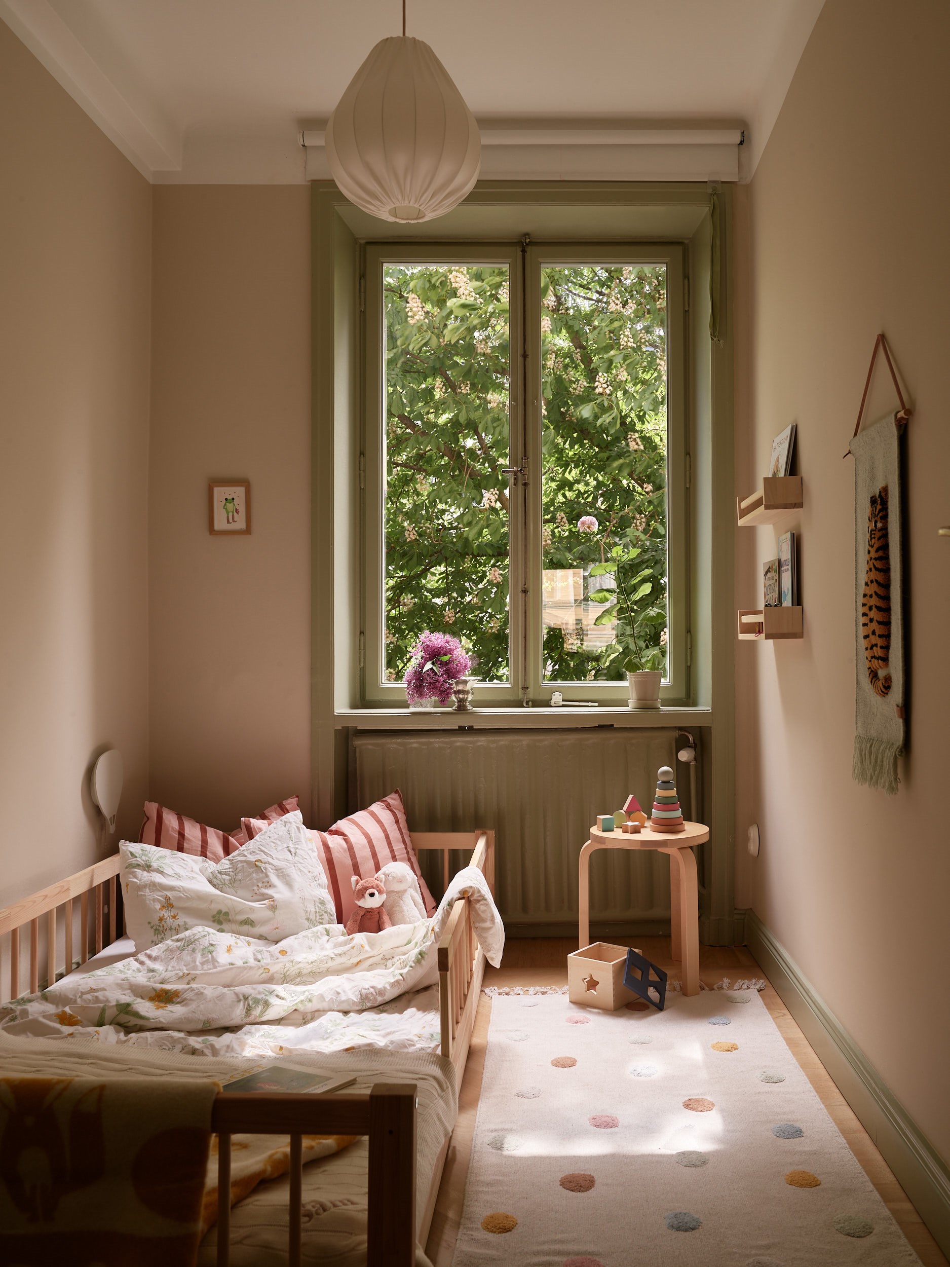 chambre enfant verte et beige appartement trois-pièces 66m2 décoration scandinave