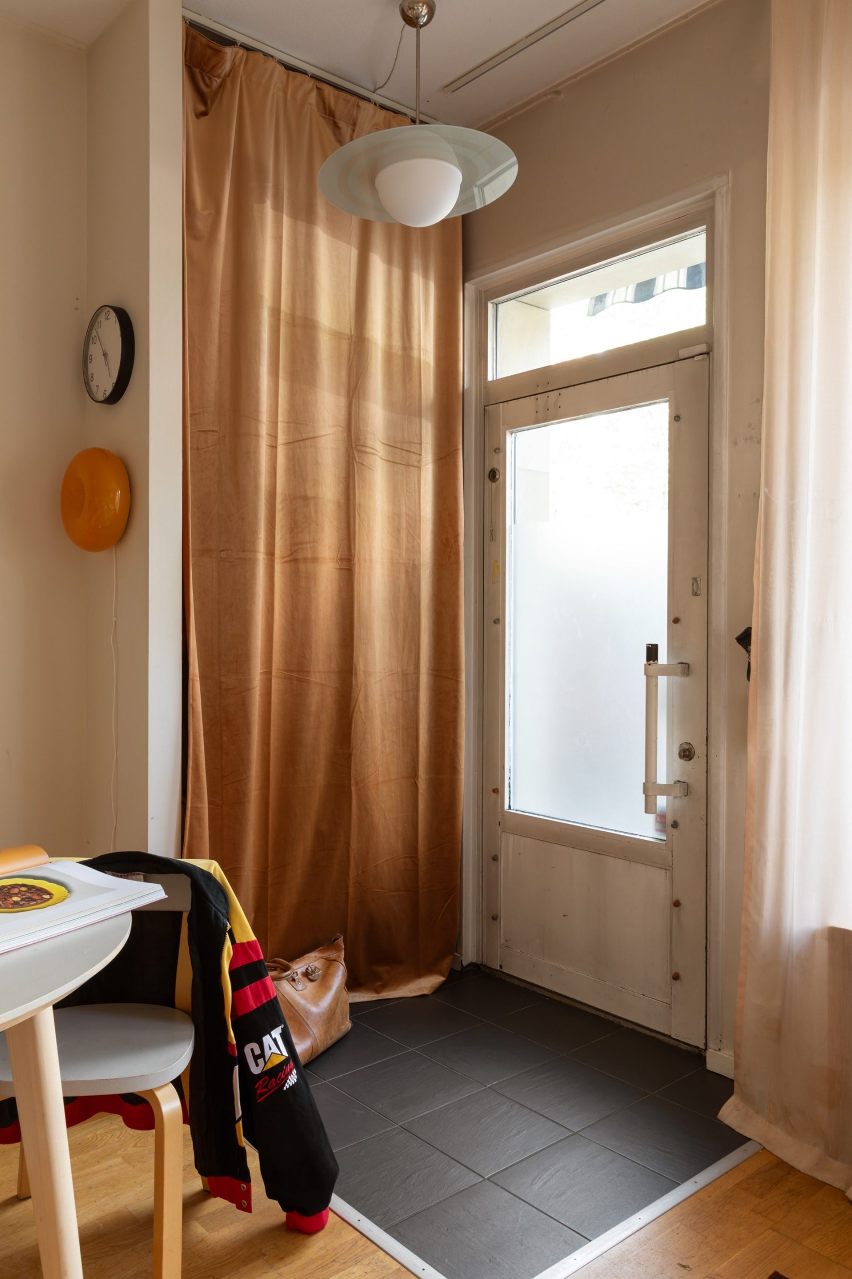 entrée directe dans salon avec placard fermé par un rideau