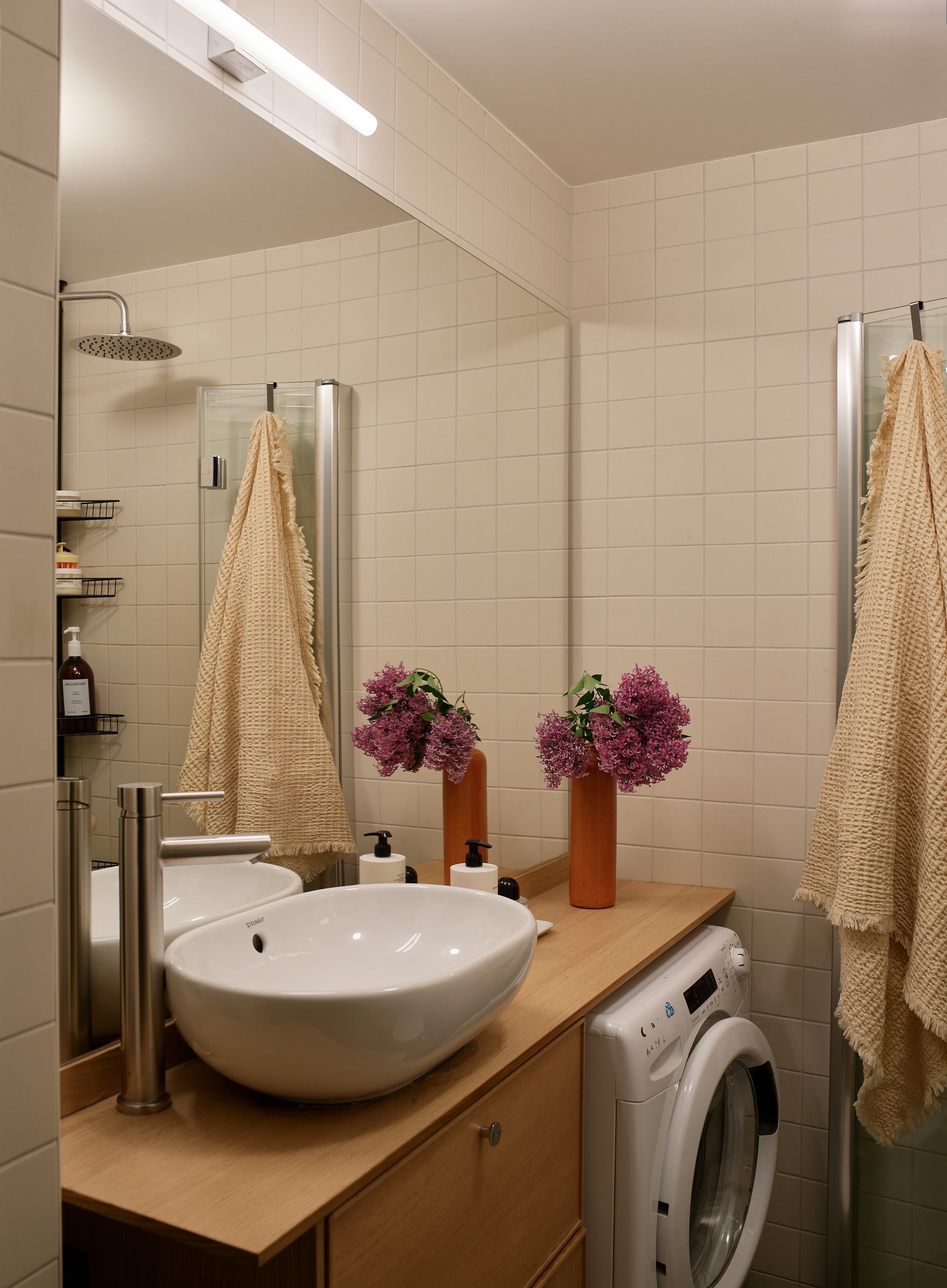salle de bain avec lave-linge