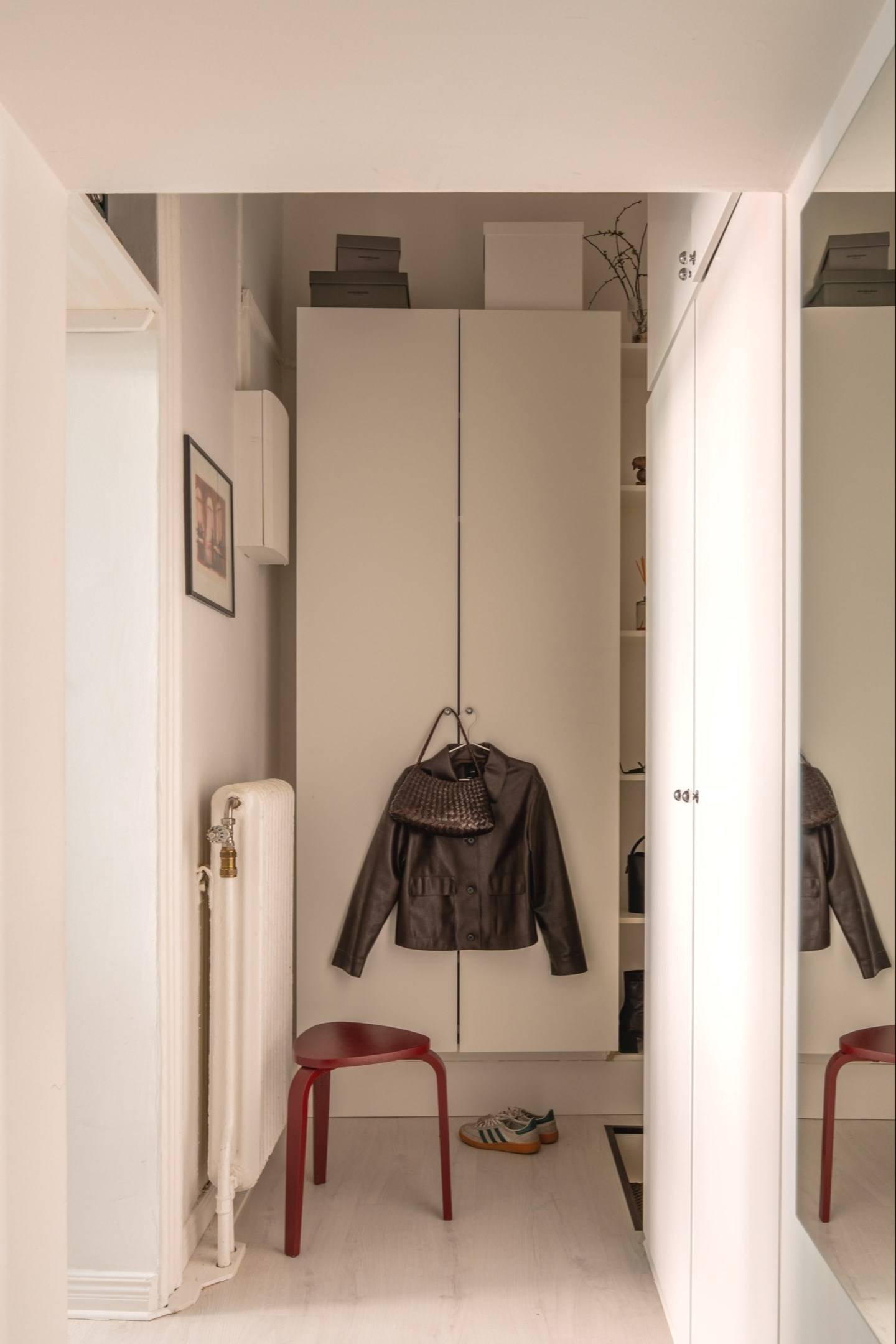 entrée avec armoire et miroir entrée avec armoire et miroir