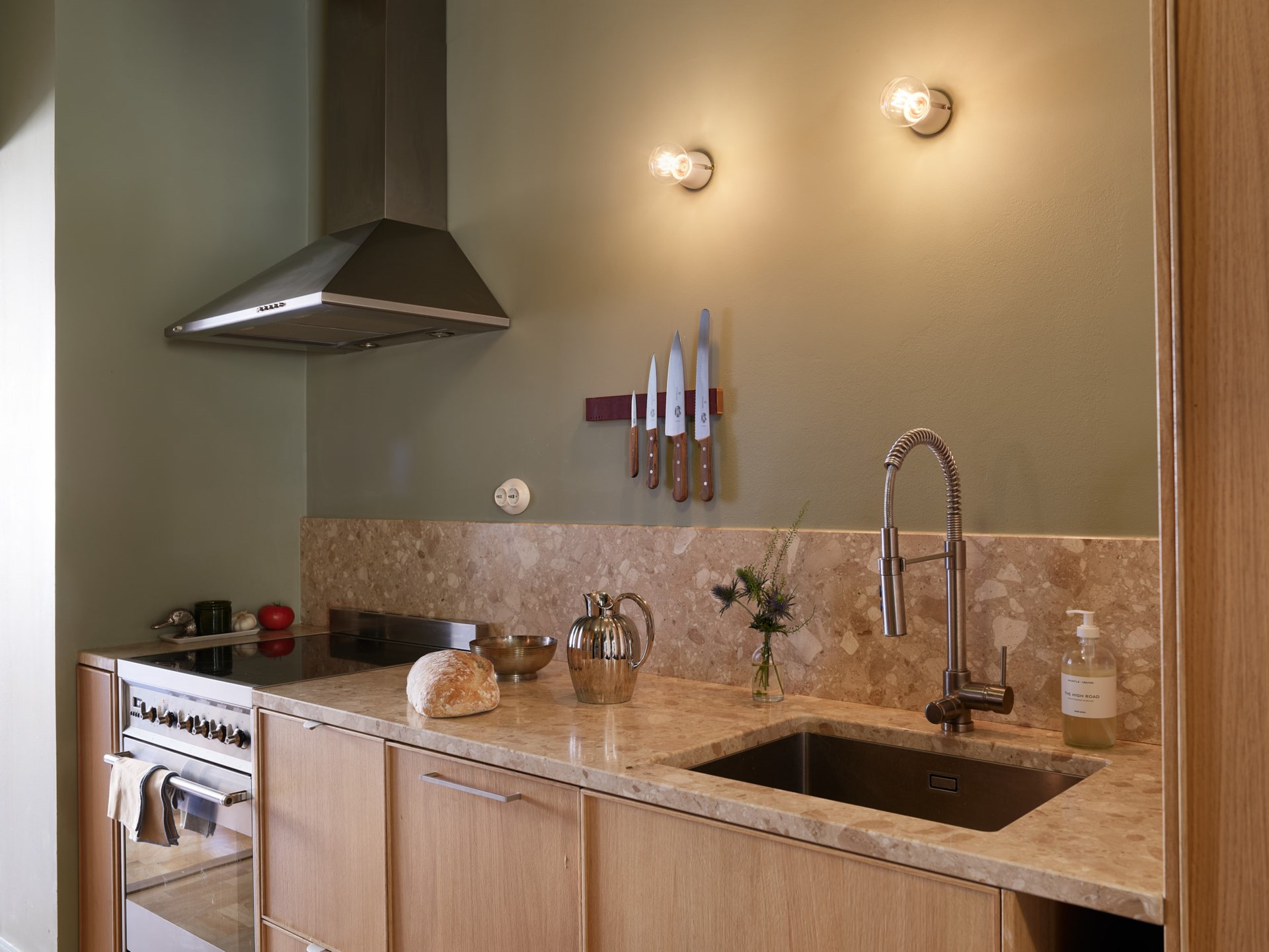 cuisine chêne murs verts terrazzo beige appartement trois-pièces 66m2 décoration scandinave
