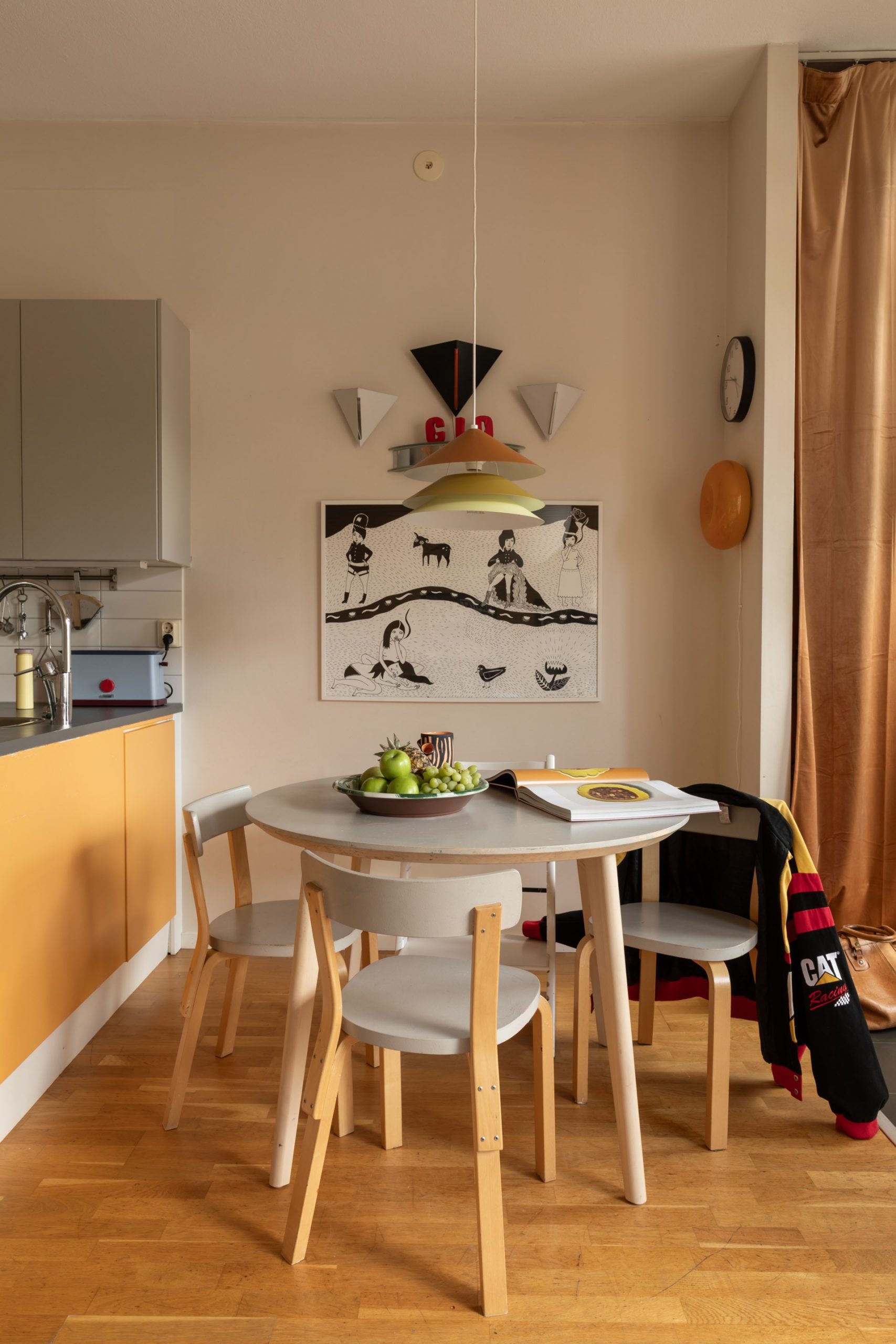 cuisine ouverte jaune et salle à manger décoration scandinave vintage