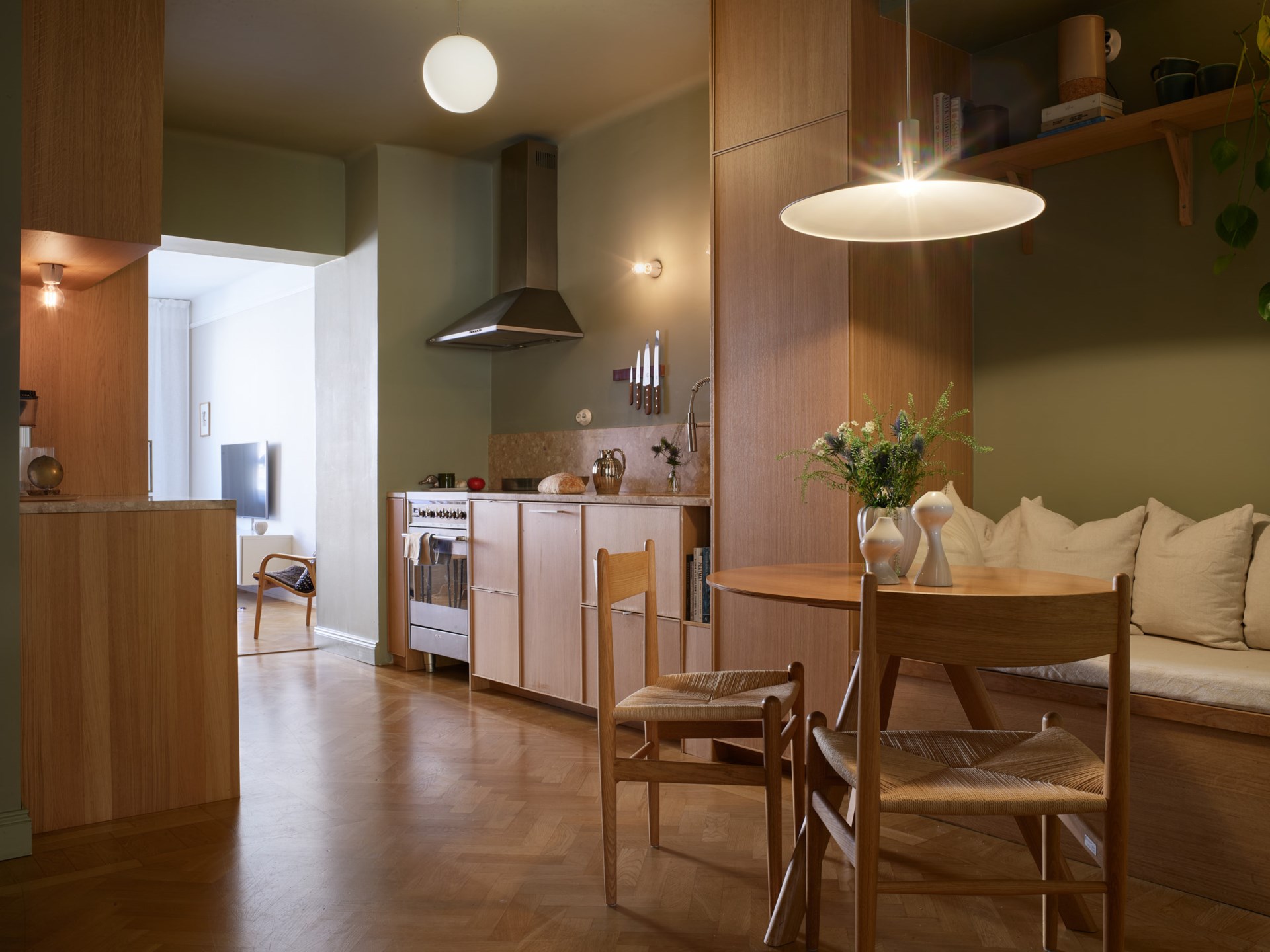 cuisine chêne murs verts avec espace repas sur mesure appartement trois-pièces 66m2 décoration scandinave