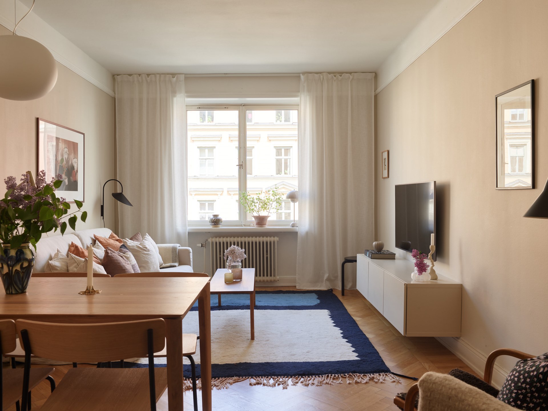 salon beige appartement trois-pièces 66m2 décoration scandinave