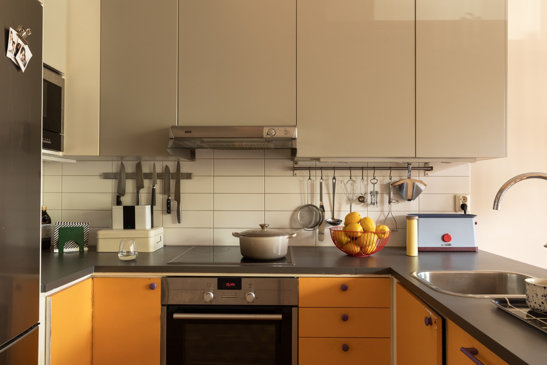 cuisine ouverte jaune décoration scandinave vintage