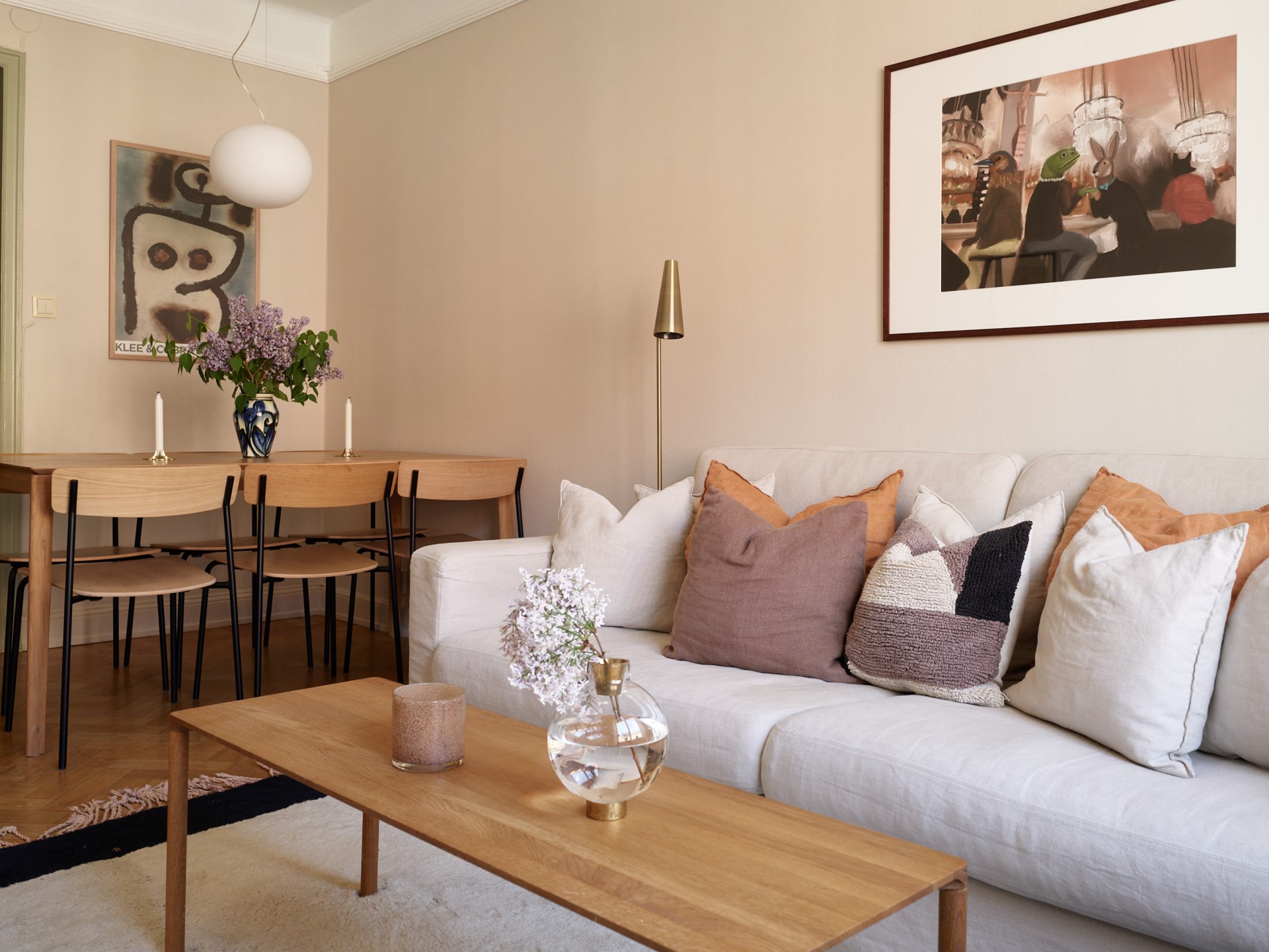 salon beige appartement trois-pièces 66m2 décoration scandinave
