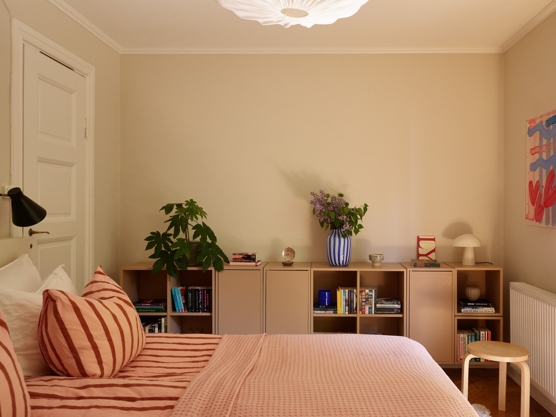 chambre terracotta et beige appartement trois-pièces 66m2 décoration scandinave