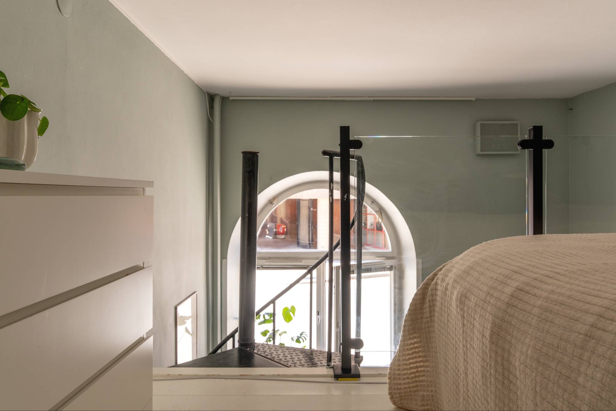 chambre sur mezzanine basse fenêtre cintrée petit duplex de 40m2 décoration scandinave chambre sur mezzanine basse fenêtre cintrée petit duplex de 40m2 décoration scandinave