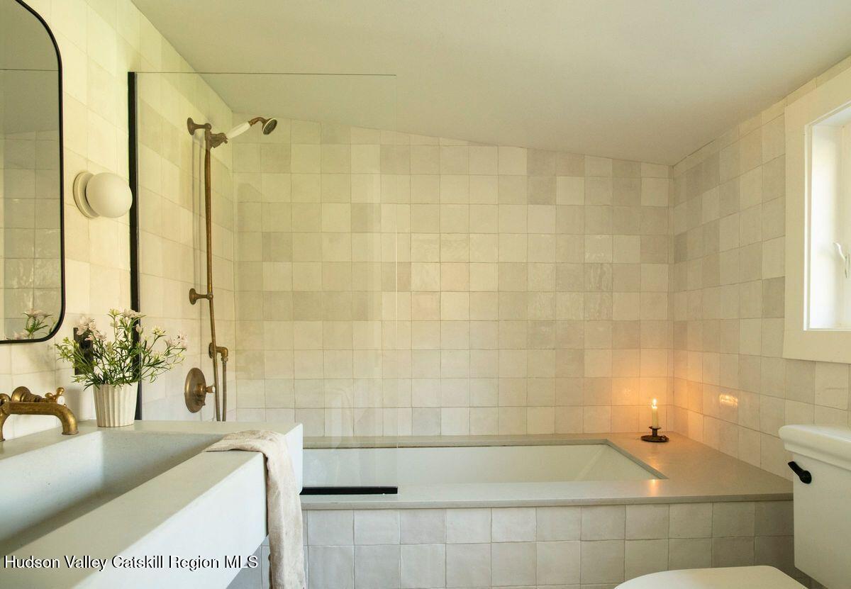 salle de bain vintage avec zelliges blanches maison de la vallée de l'Hudson Garrett Stickles House