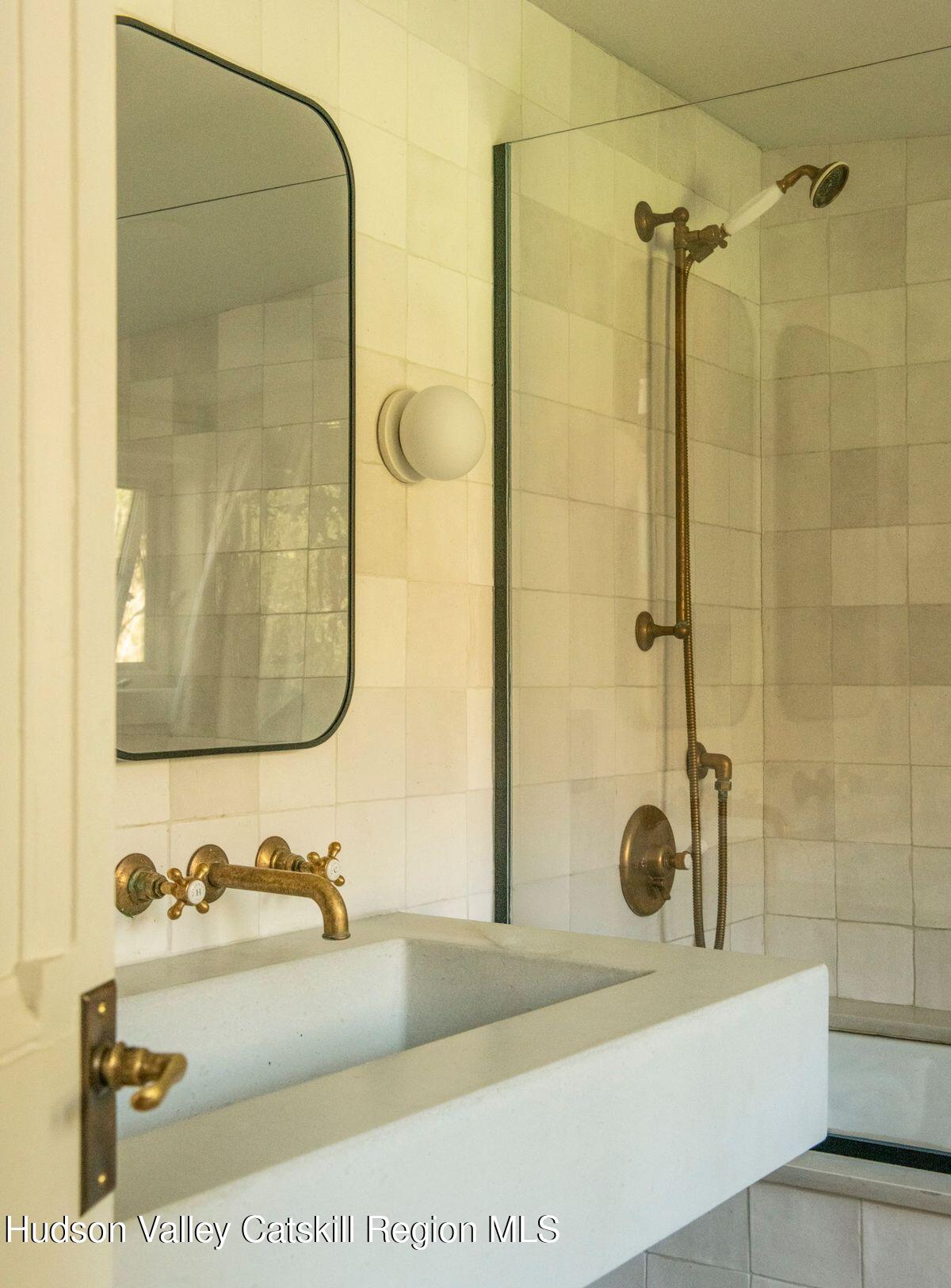 salle de bain vintage avec zelliges blanches maison de la vallée de l'Hudson Garrett Stickles House