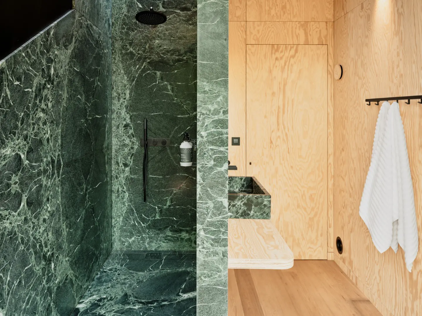 salle de bain marbre vert maison Ardennes Eagle par Hutstuf salle de bain marbre vert maison Ardennes Eagle par Hutstuf