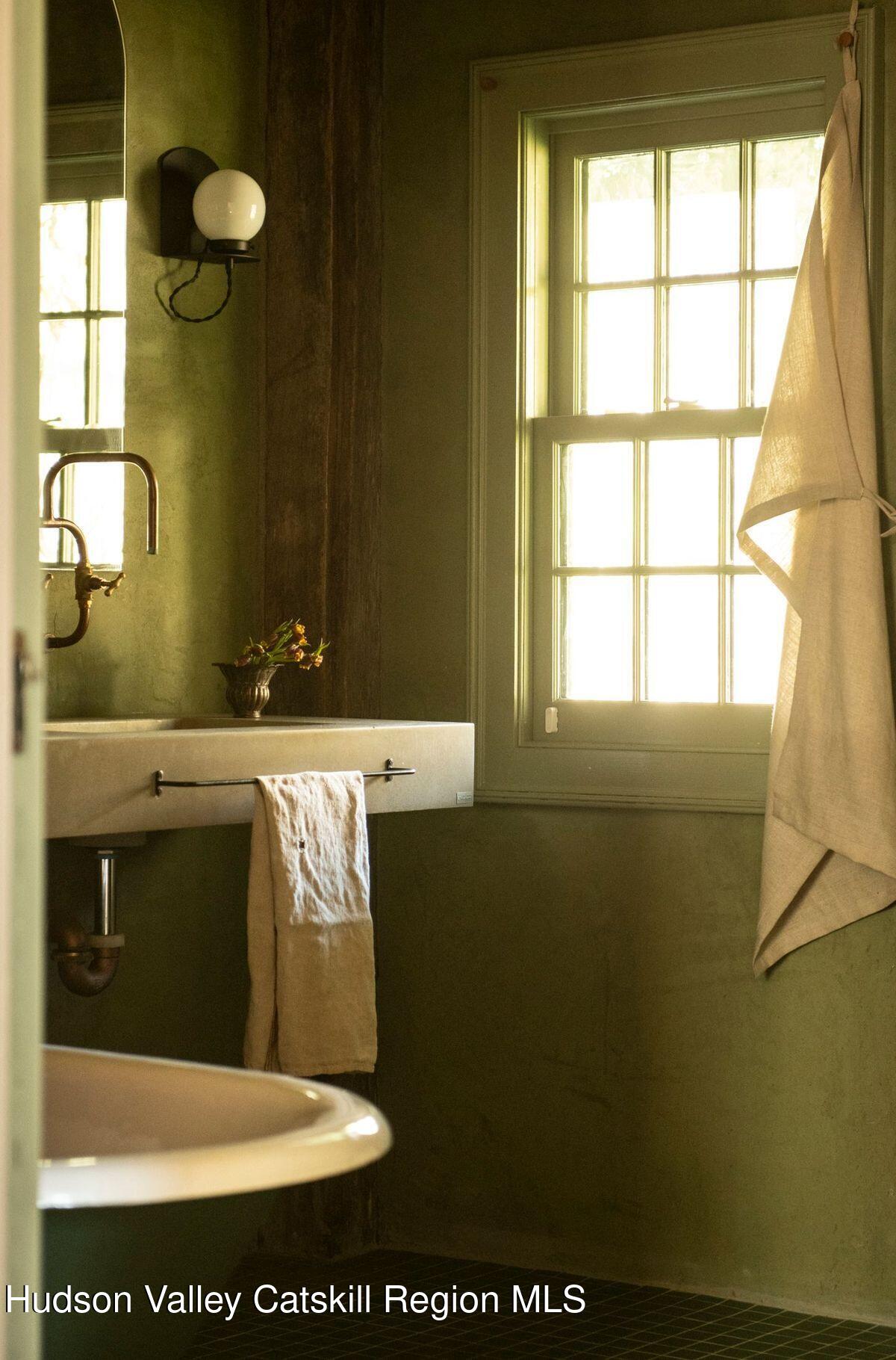 salle de bain vintage avec fenêtre à guillotine maison de la vallée de l'Hudson Garrett Stickles House