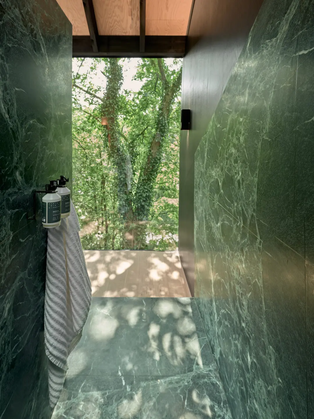 salle de bain marbre vert maison Ardennes Eagle par Hutstuf salle de bain marbre vert maison Ardennes Eagle par Hutstuf